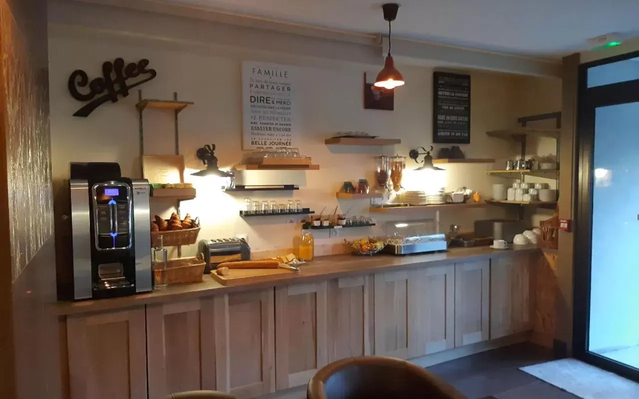 Kitchen/Kitchenette in Hôtel Restaurant de l'Ecu