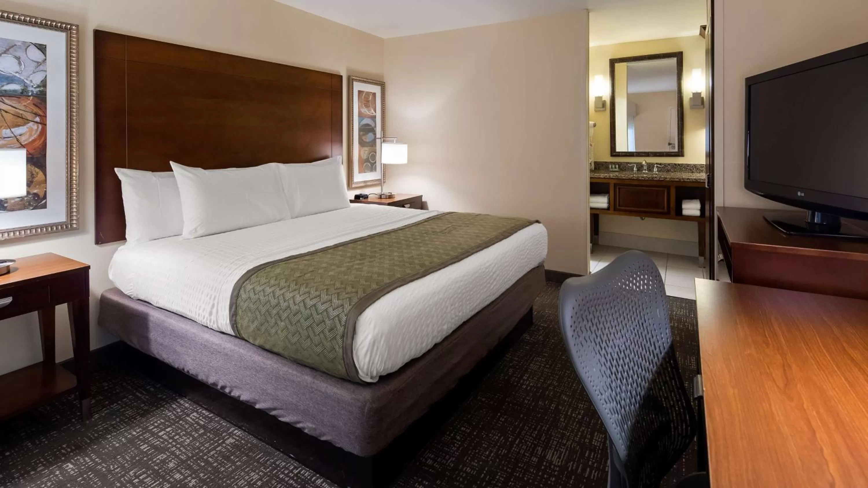 King Room with Roll-in Shower - Smoking in Best Western Seaway Inn