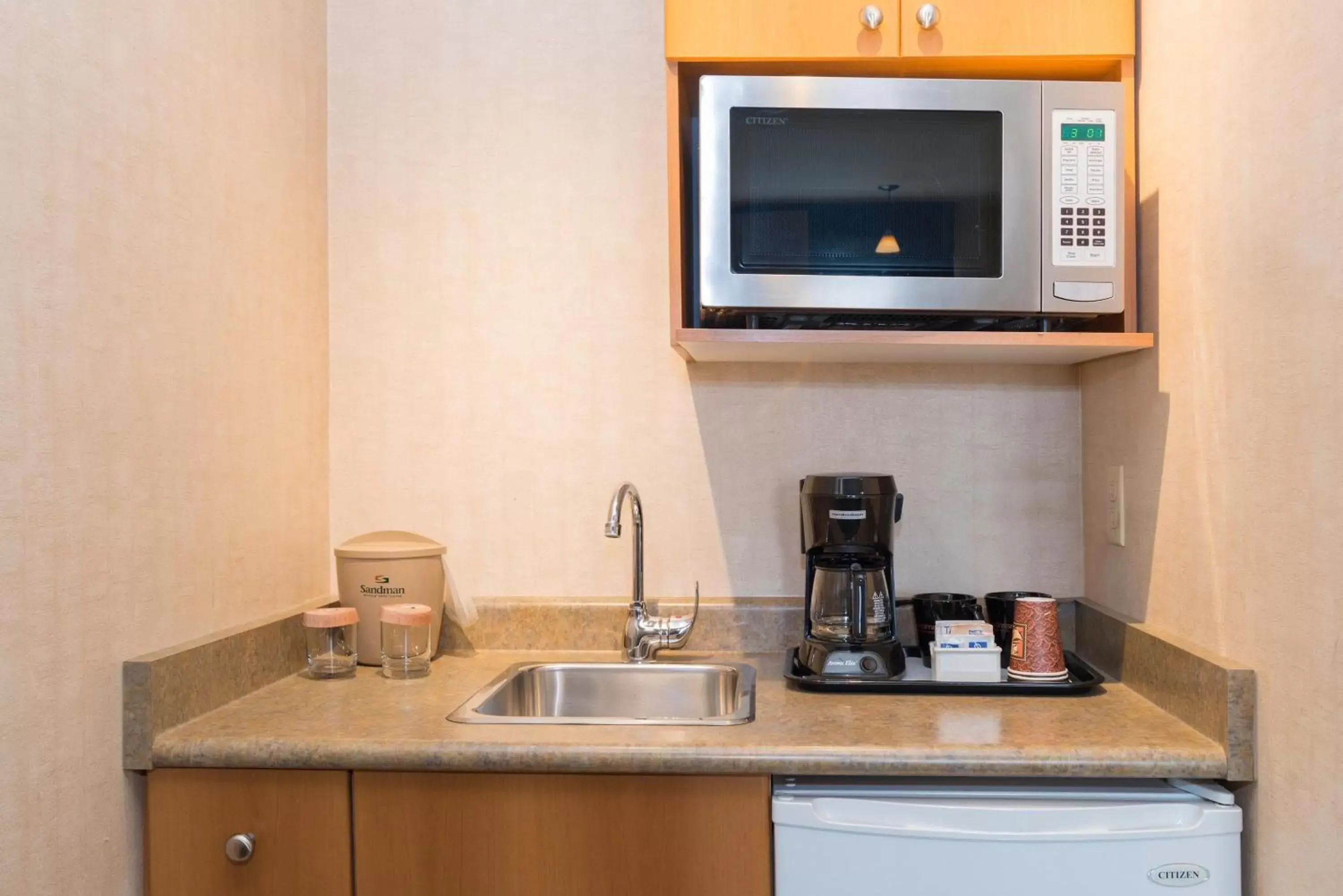 Bedroom, Kitchen/Kitchenette in Sandman Hotel Calgary Airport