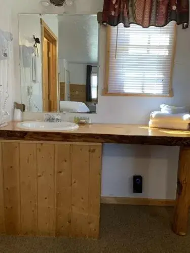 Kitchen/Kitchenette in Chinook Winds Lodge