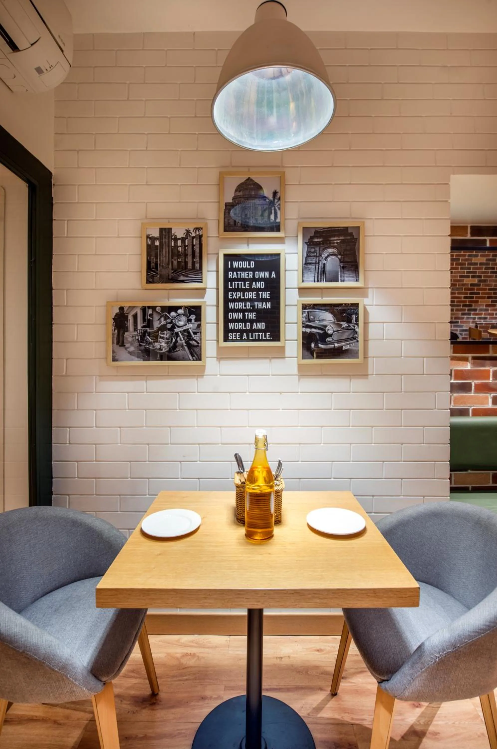 Restaurant/places to eat in bloomrooms @ Janpath