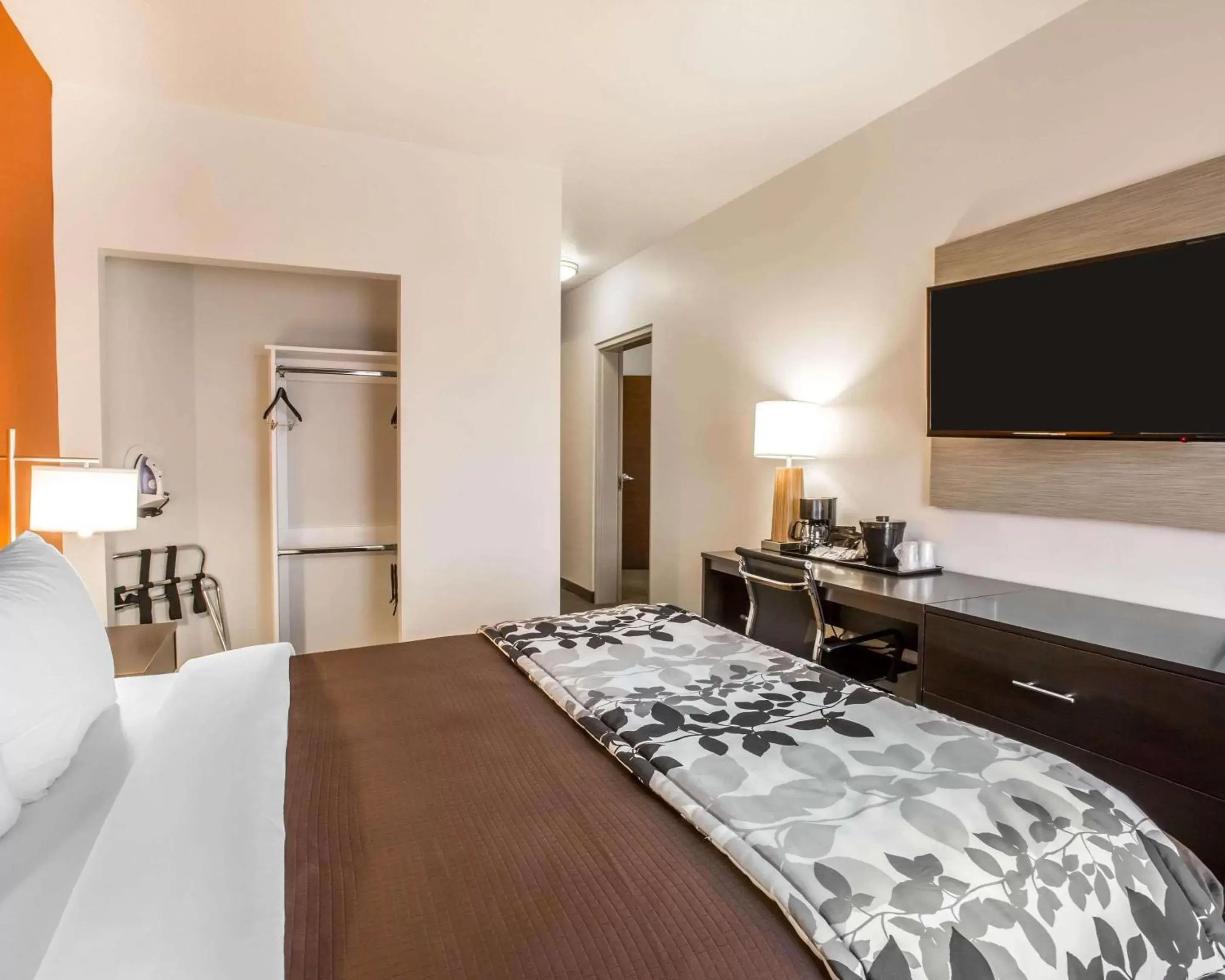 Bedroom, Bed in Sleep Inn & Suites Page at Lake Powell