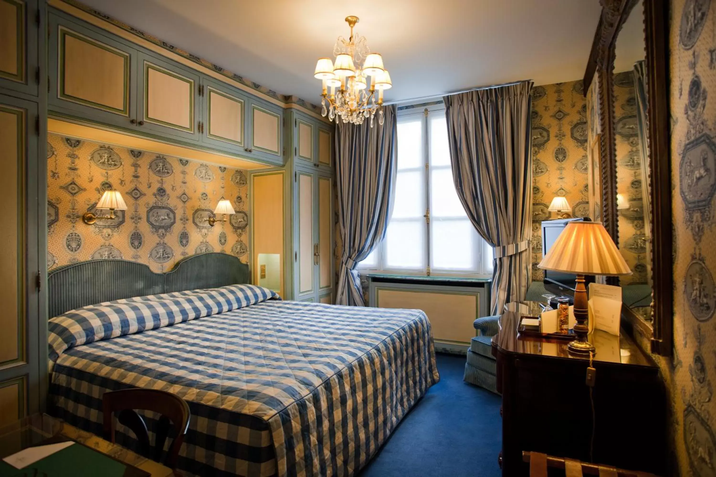 Photo of the whole room, Bed in Hôtel Duc De St-Simon