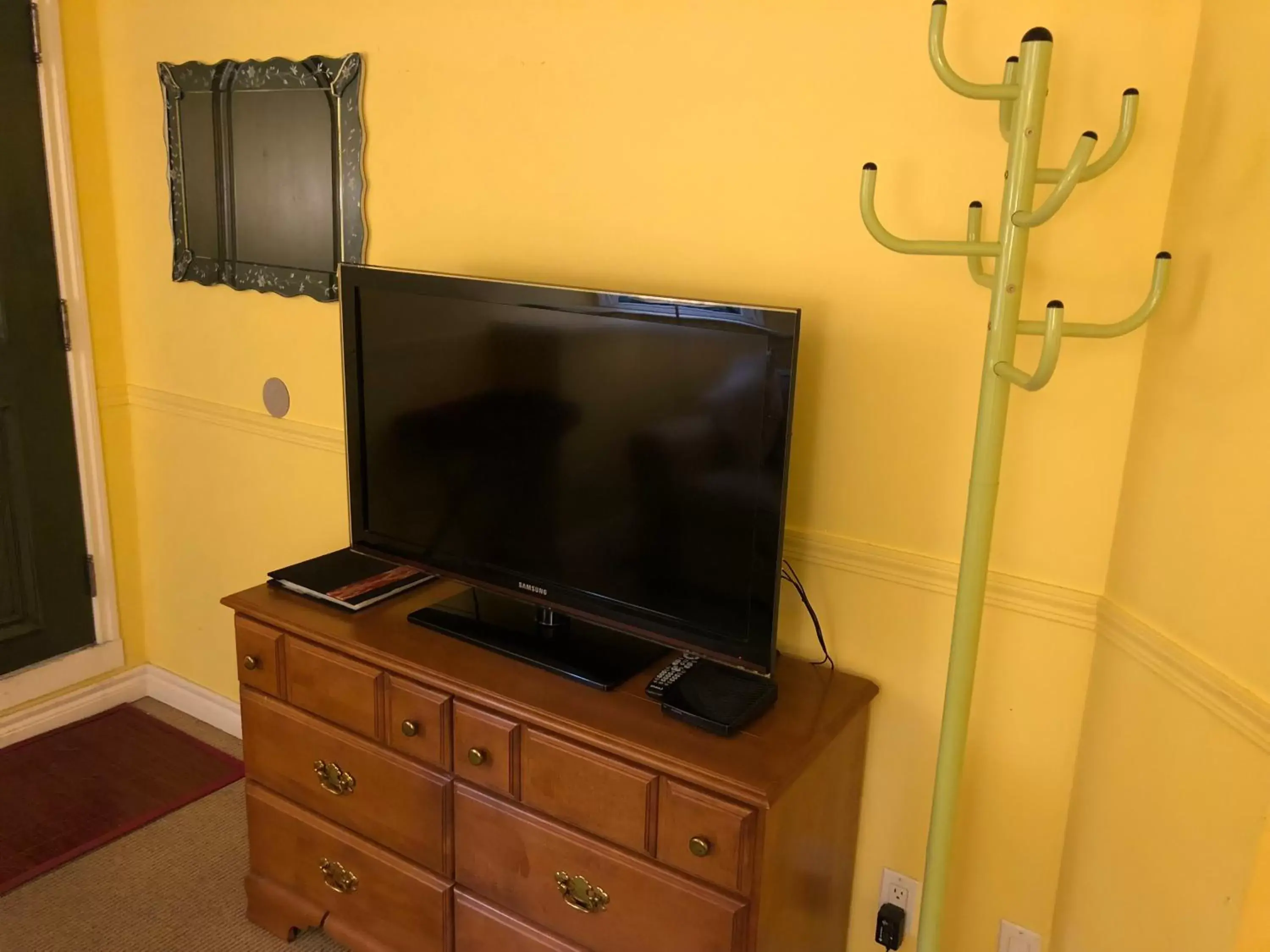 TV and multimedia, TV/Entertainment Center in Barclay House Bed and Breakfast