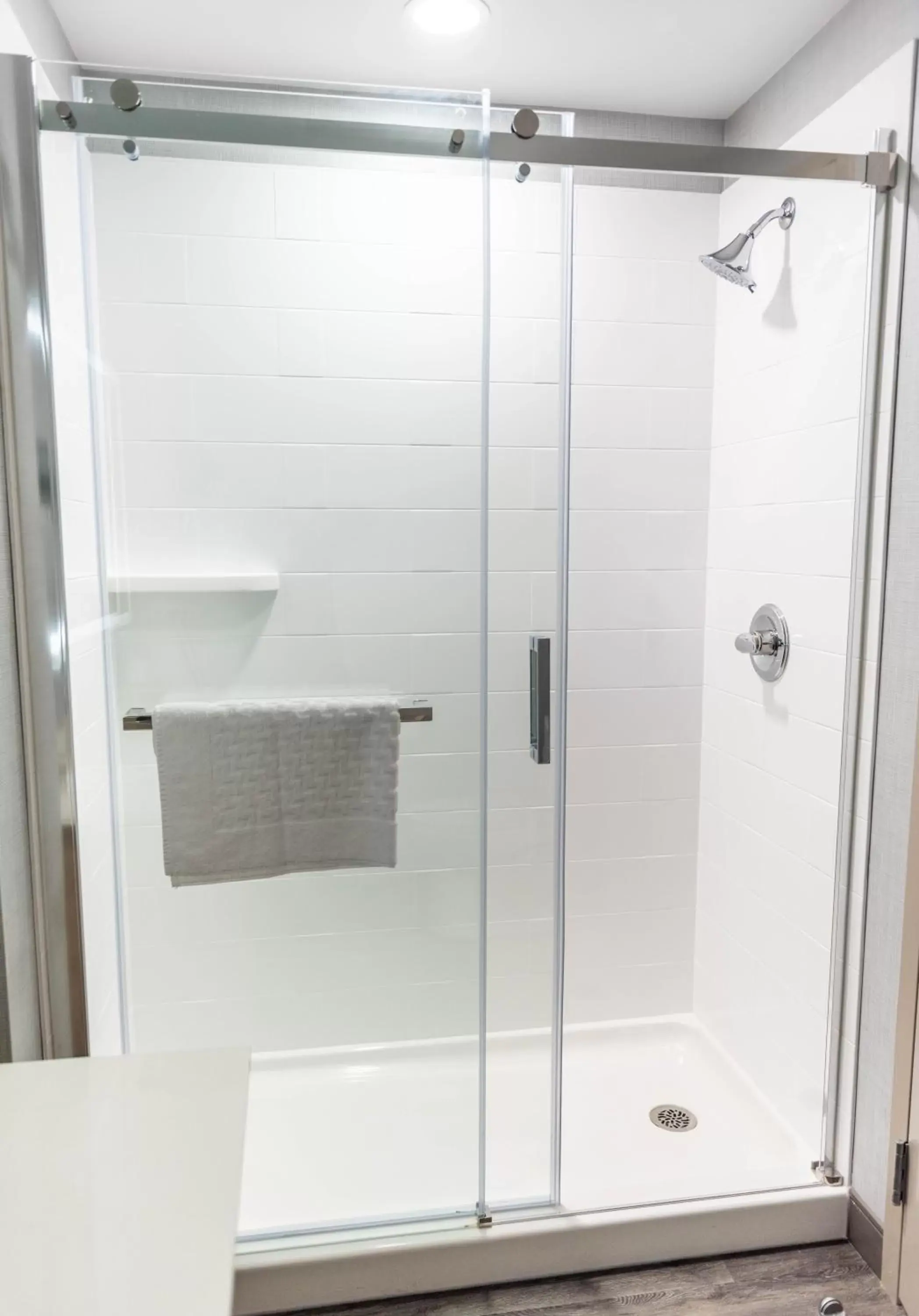 Shower, Bathroom in Best Western Premier Executive Residency Medicine Hat