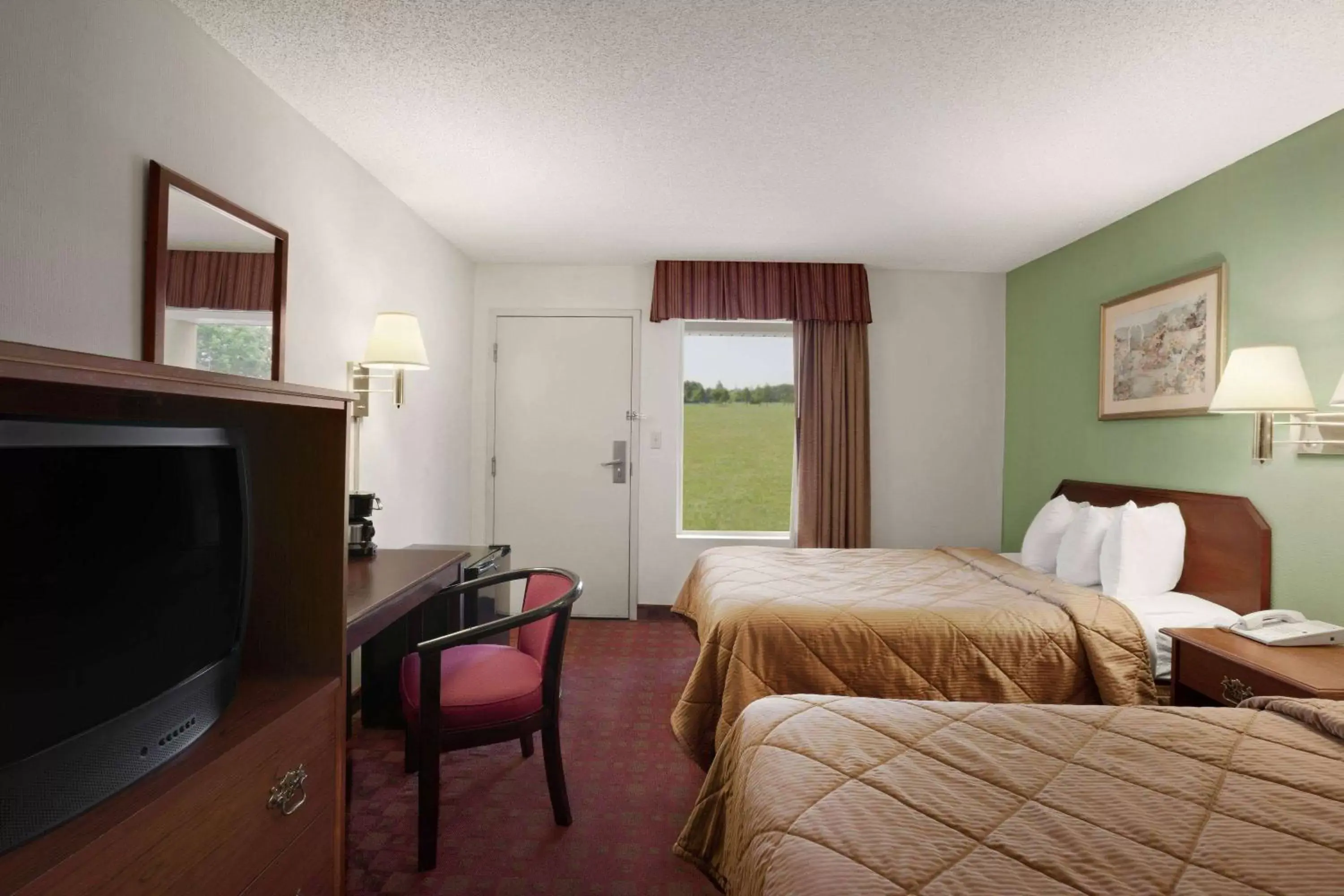 Photo of the whole room, Bed in Days Inn & Suites by Wyndham Albany