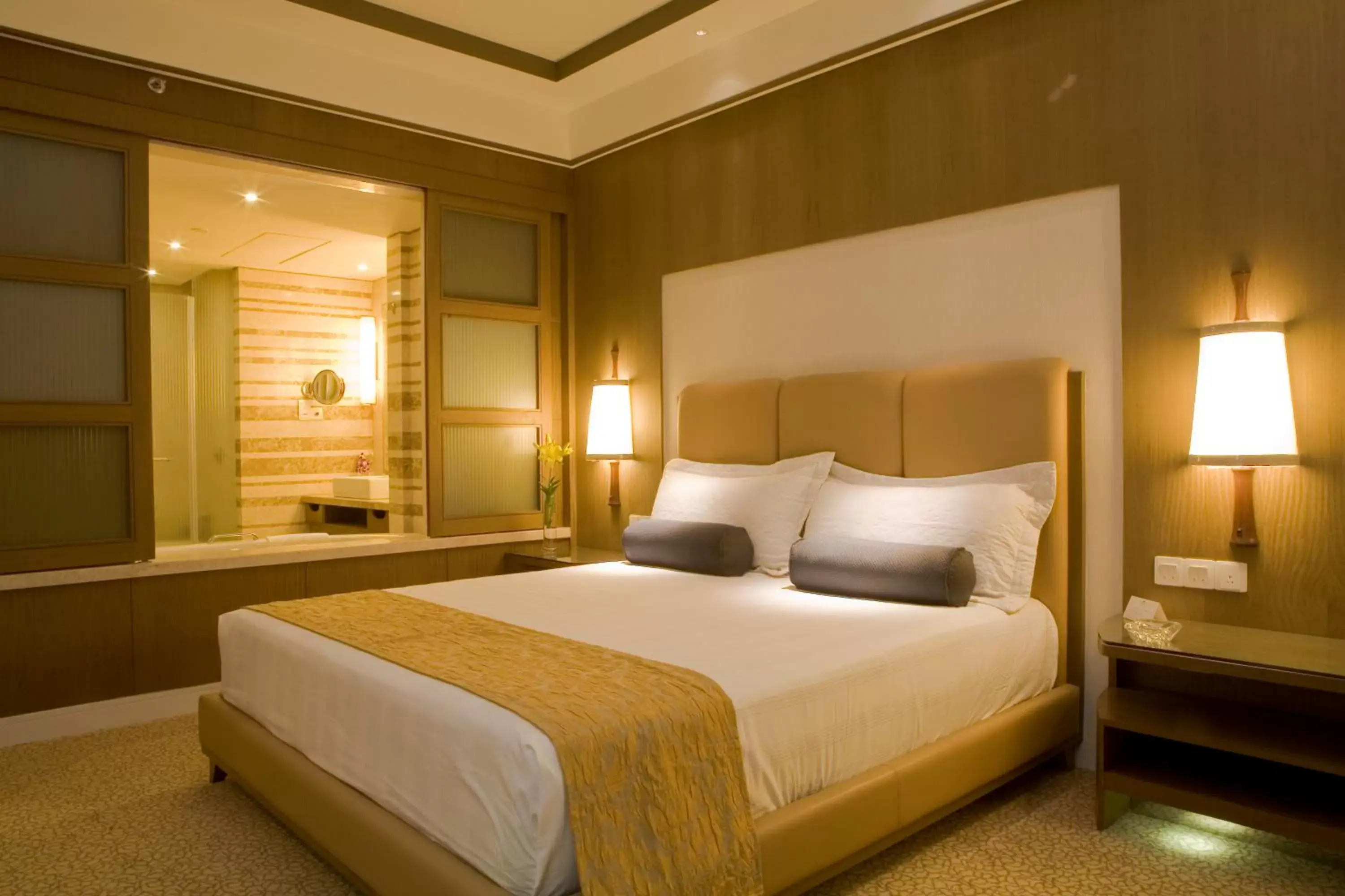 Bed in Crowne Plaza New Delhi Okhla, an IHG Hotel