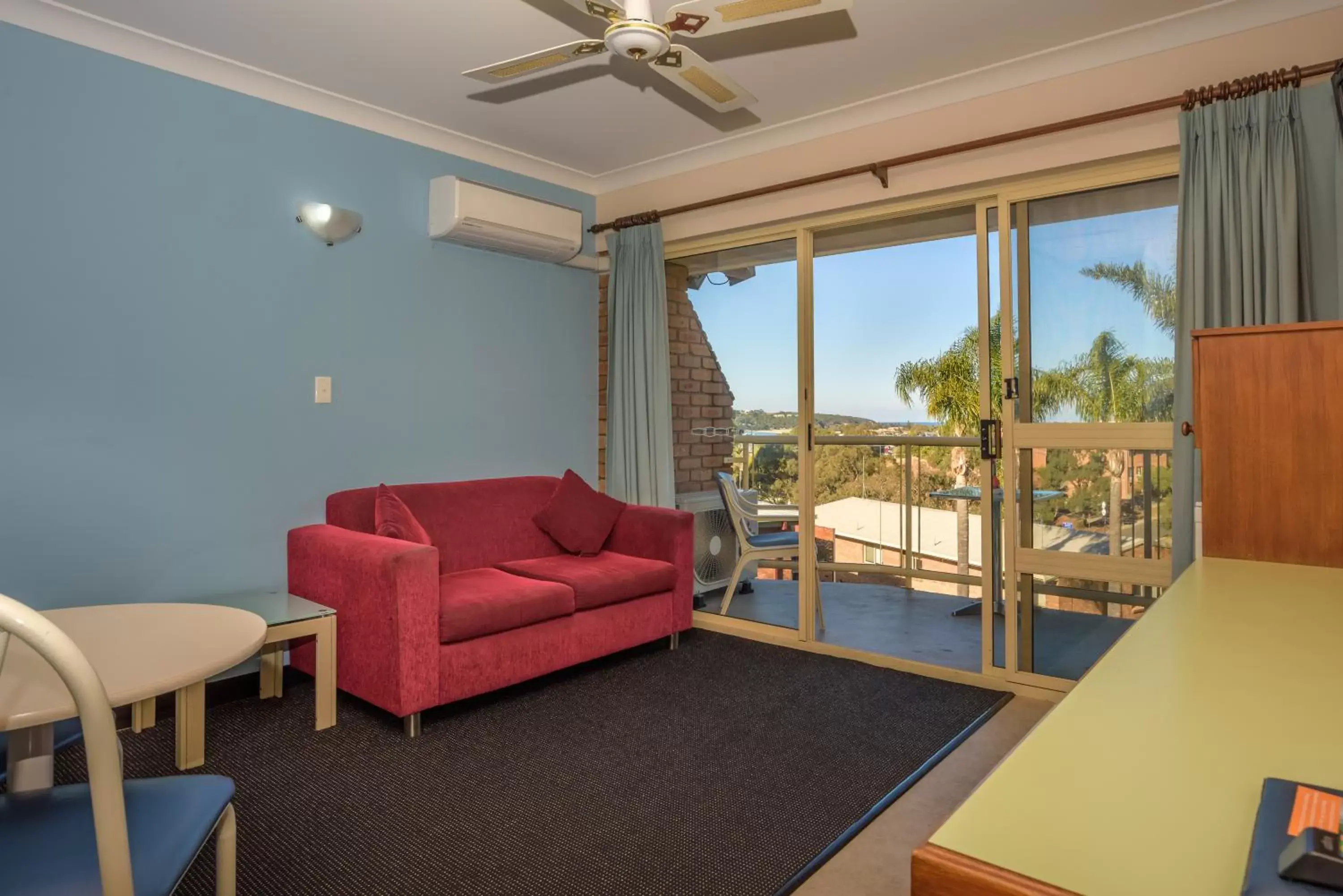 Balcony/Terrace, Seating Area in Sapphire Waters Motor Inn