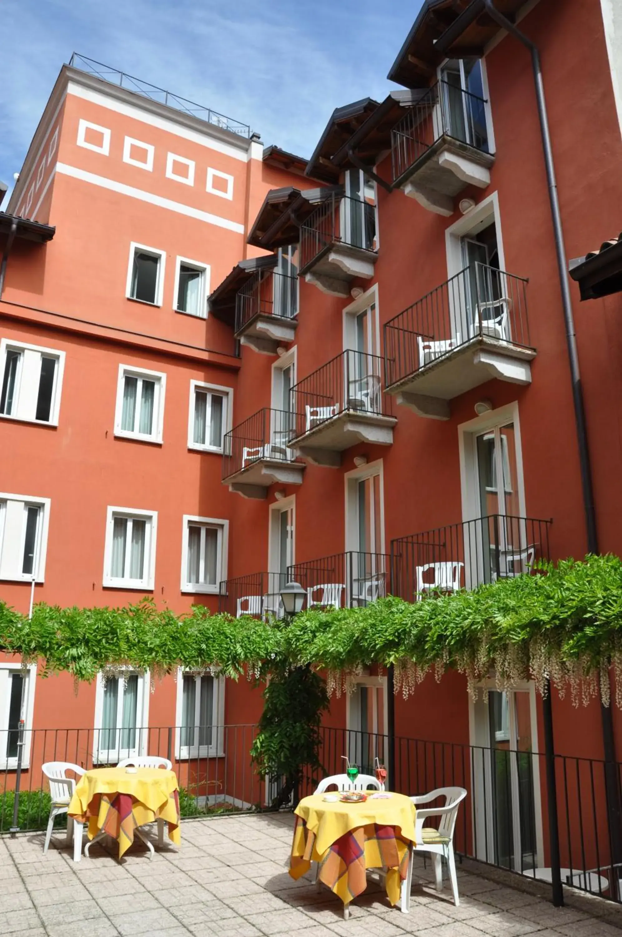 Property Building in Hotel Moderno