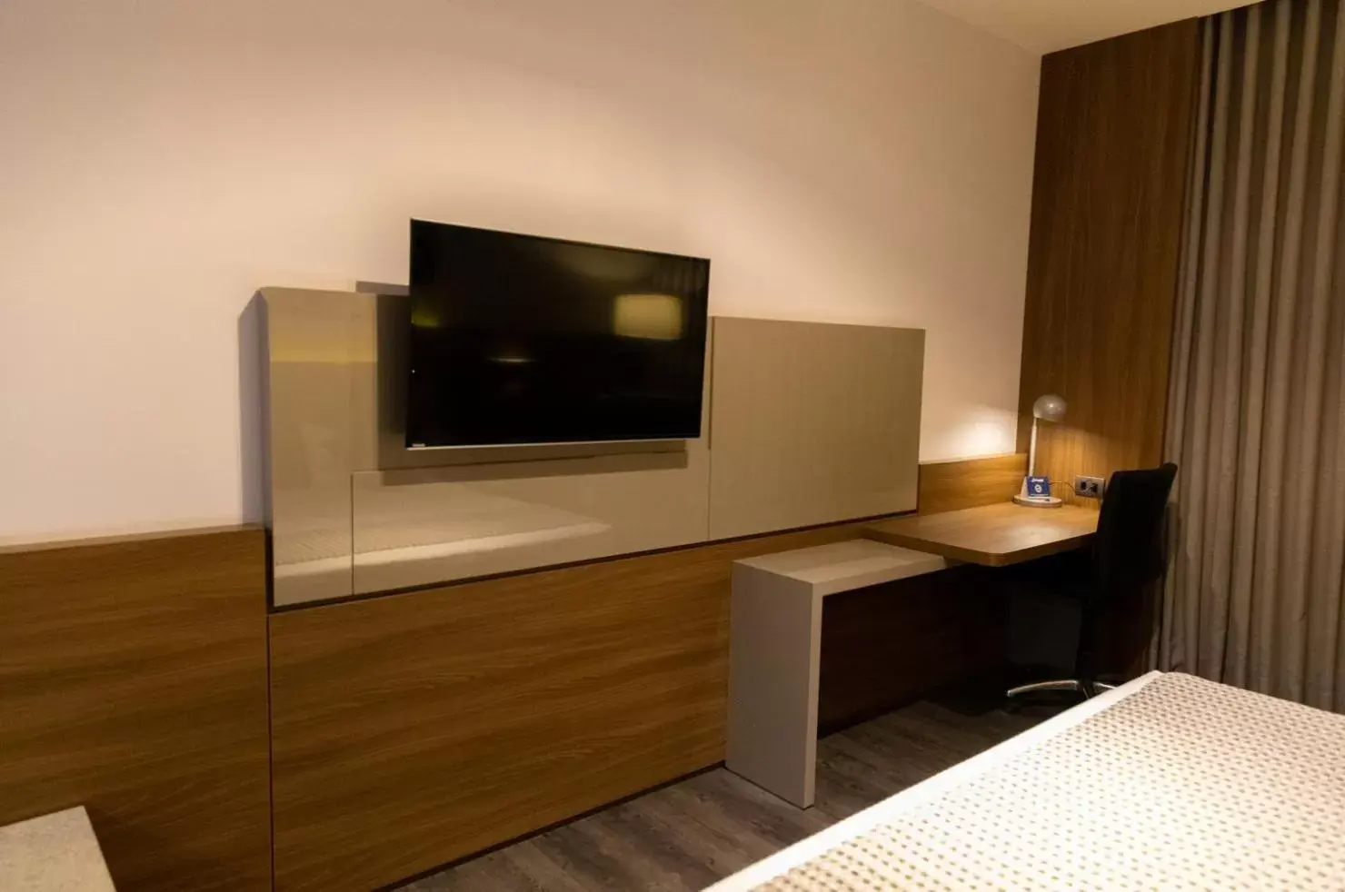TV and multimedia, Bed in JL Hotel by Bourbon TV and multimedia, Bed in JL Hotel by Bourbon