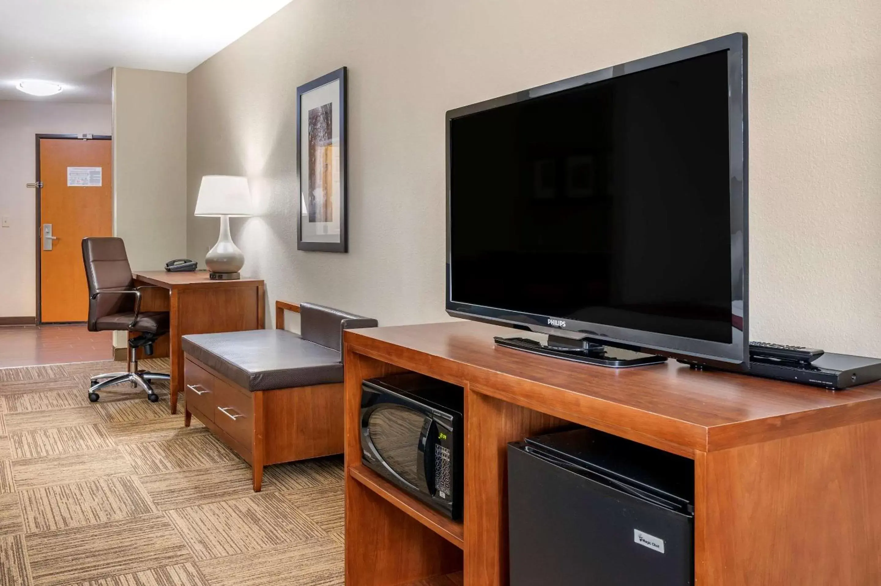 Photo of the whole room, TV/Entertainment Center in Comfort Suites Urbana Champaign, University Area