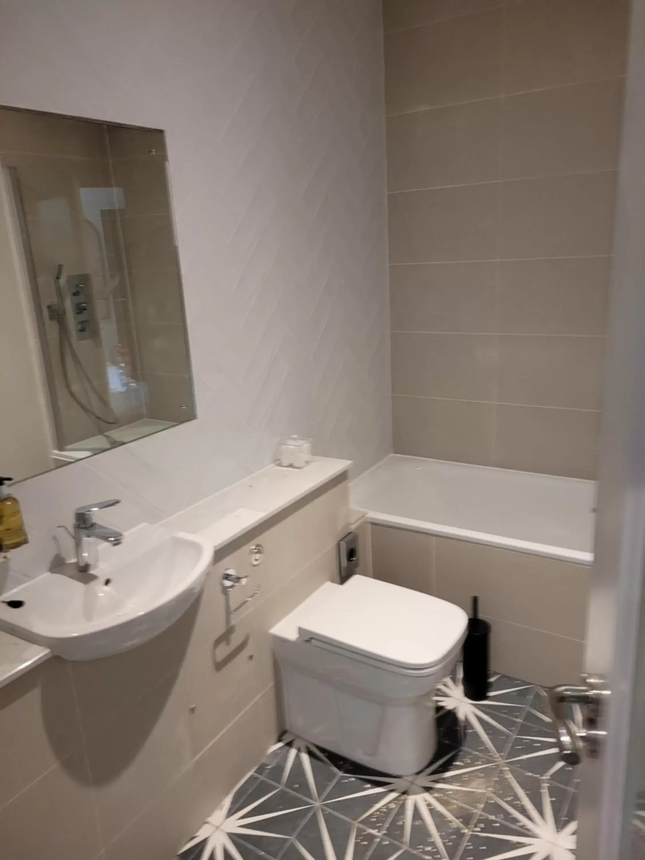 Toilet, Bathroom in The Chequers Inn