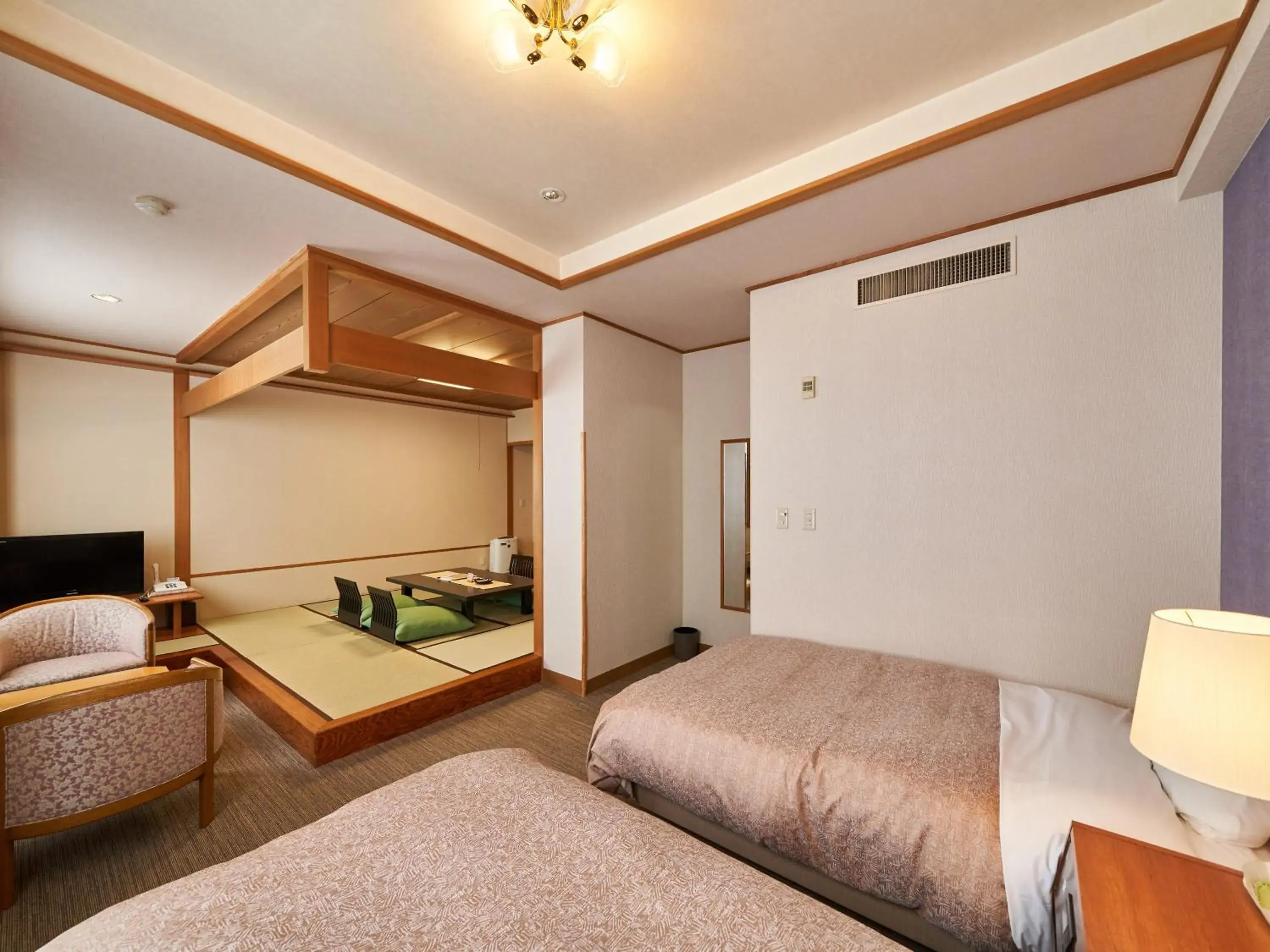 Photo of the whole room, Seating Area in Hanabishi Hotel