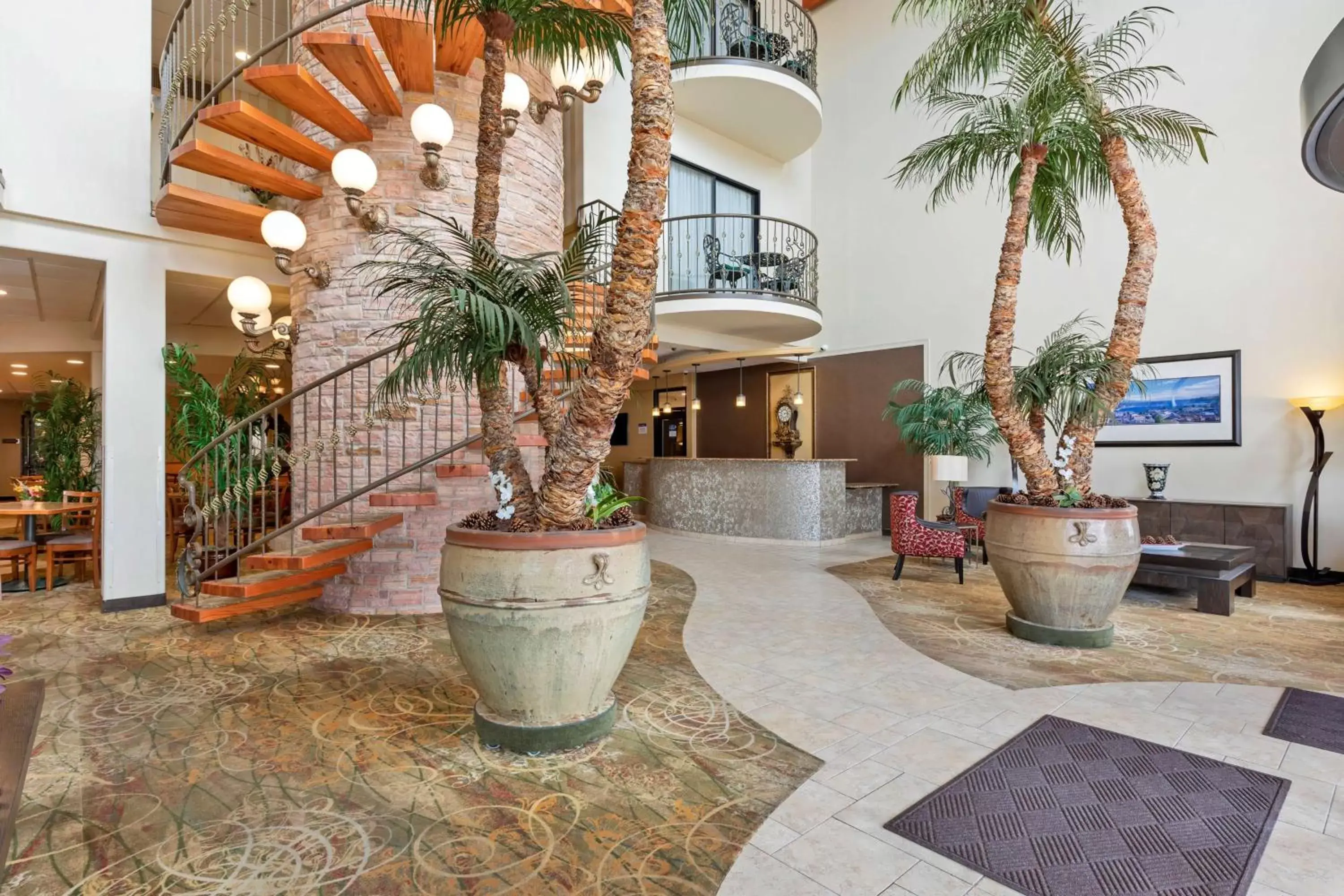 Lobby or reception in Best Western Plus Swiss Chalet Hotel & Suites