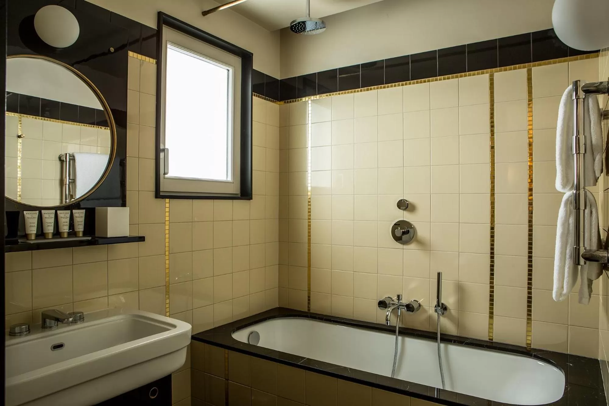 Bathroom in Hôtel du Rond-point des Champs-Élysées - Esprit de France