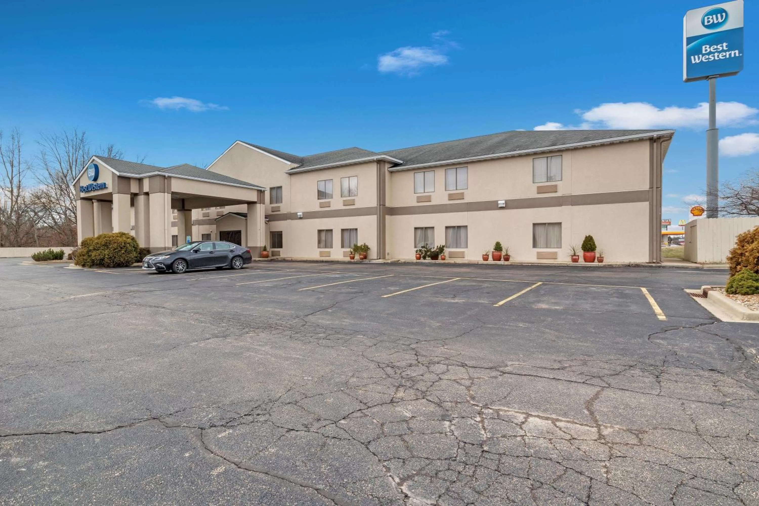 Property building in Best Western Clearlake Plaza