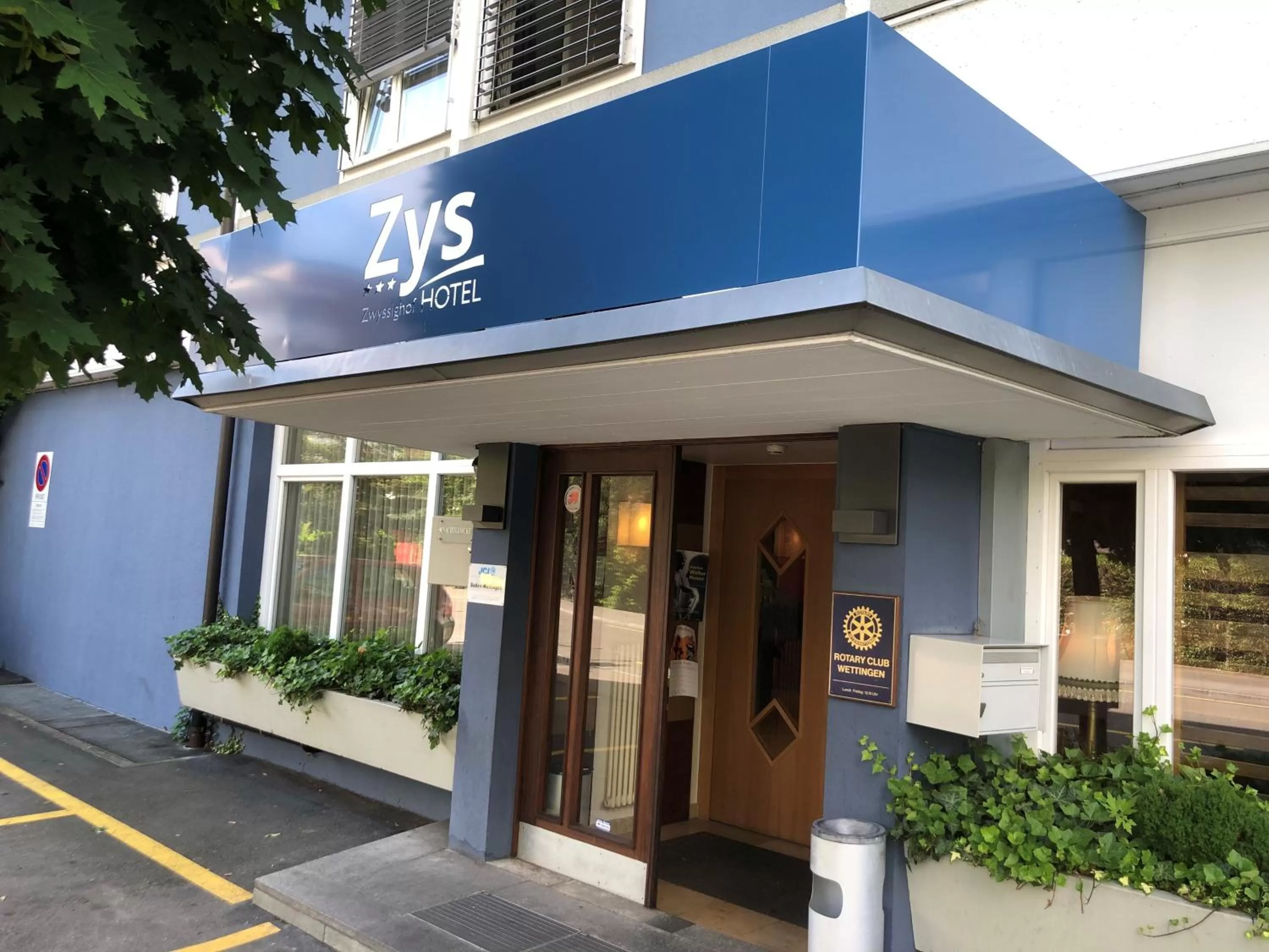 Facade/entrance in Zys Hotel