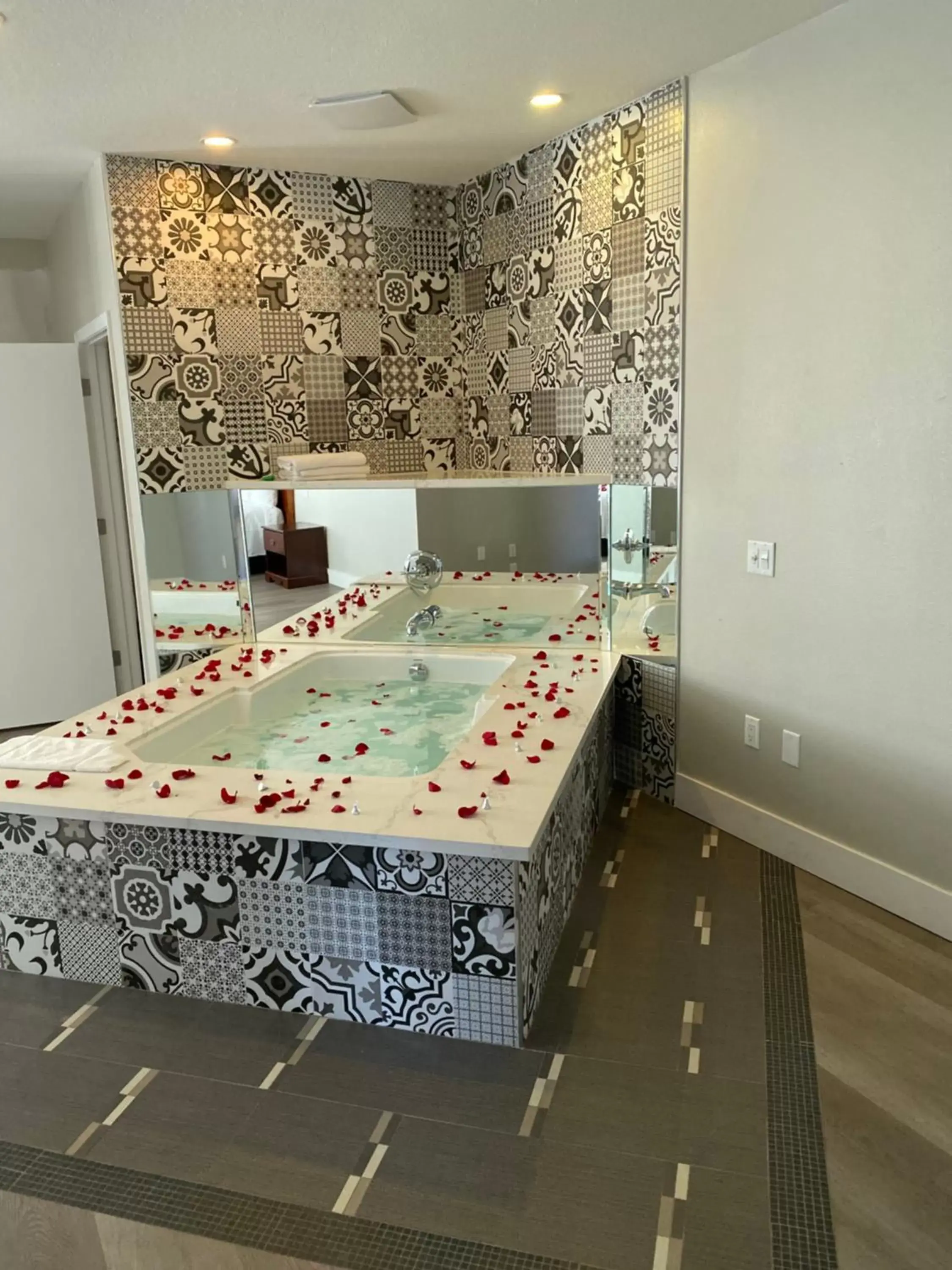 Suite with Hot Tub in Mid City Inn & Suites Pico Rivera