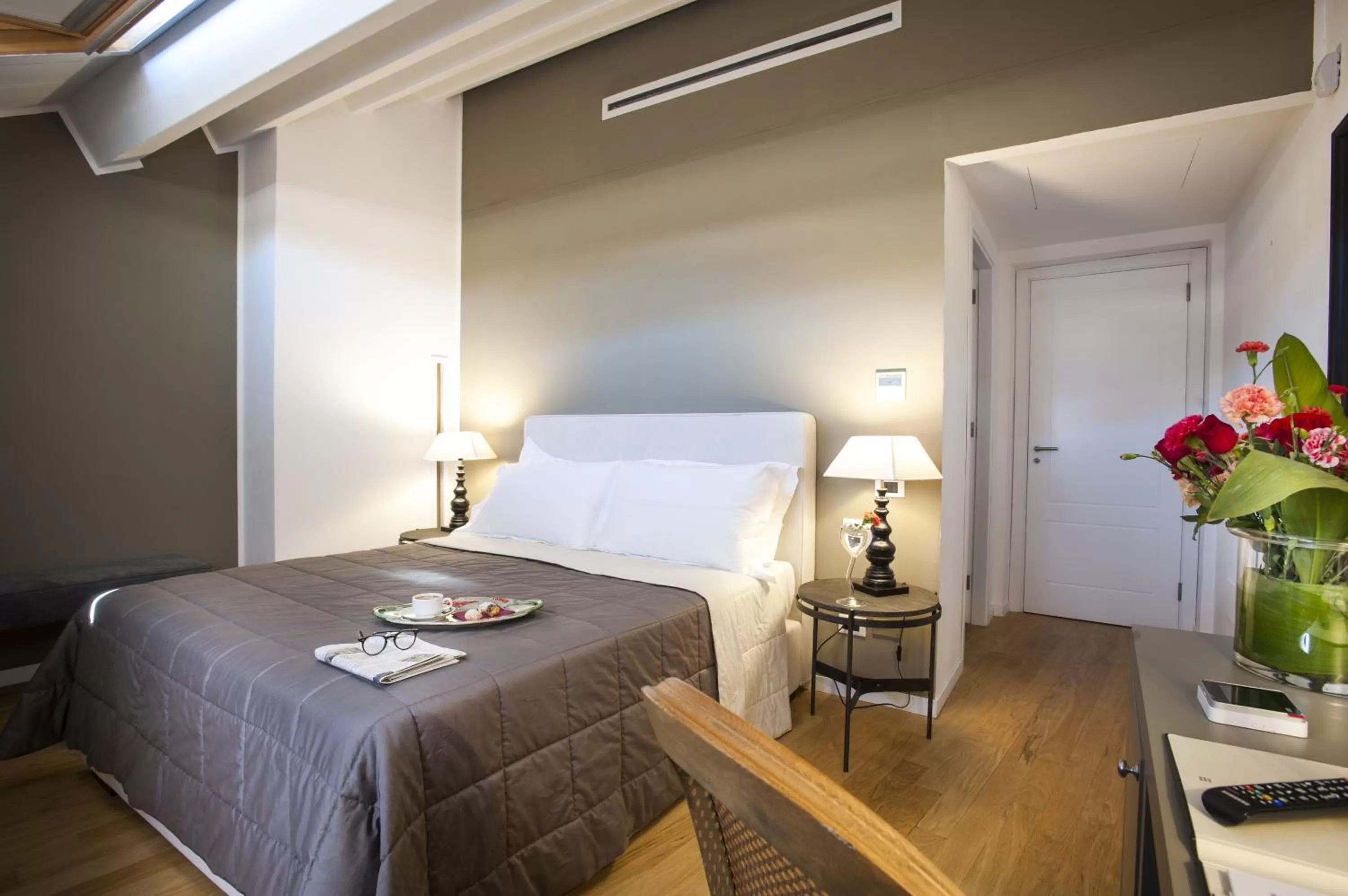 Photo of the whole room, Bed in BB 22 Palace