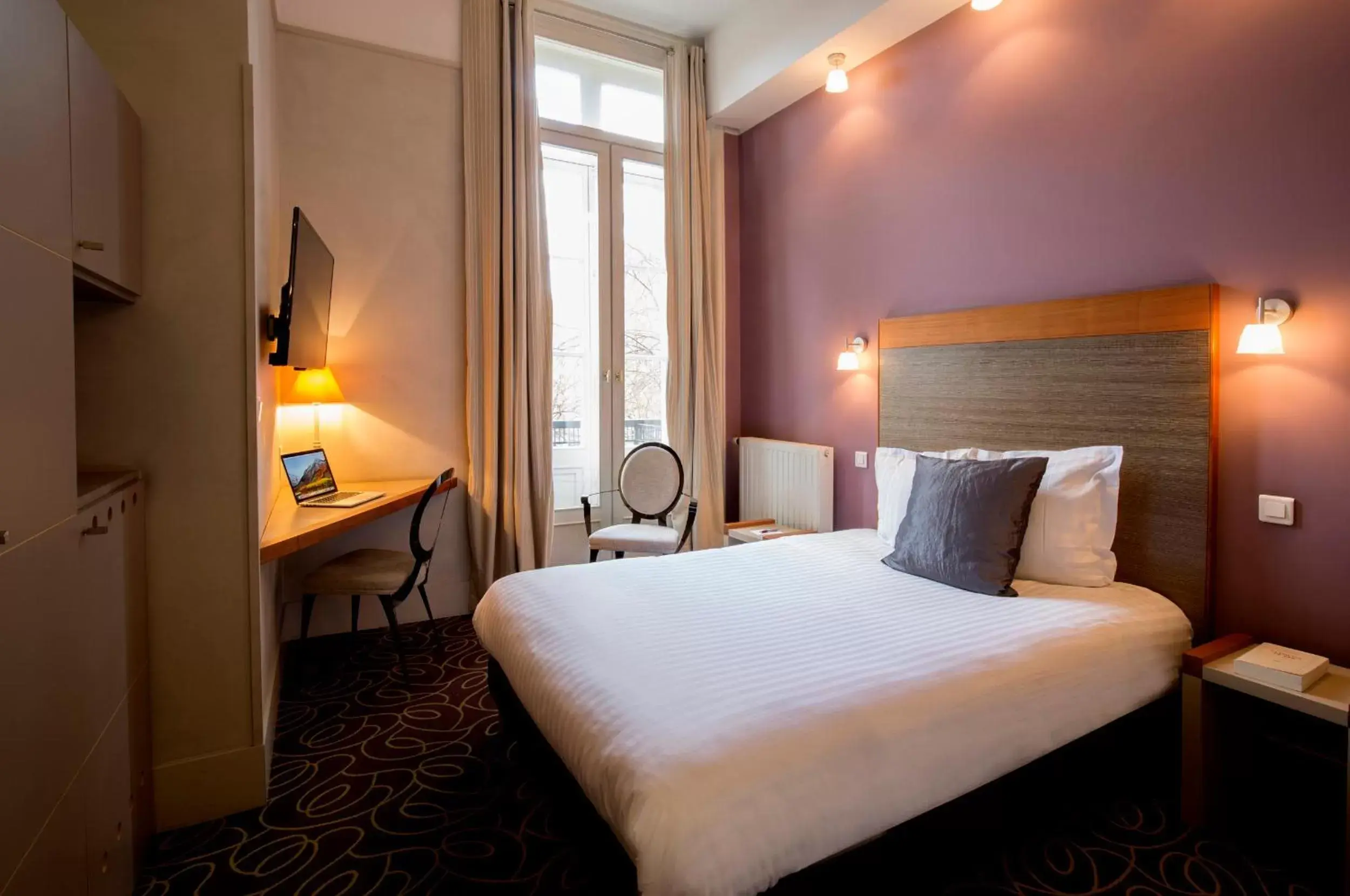 Photo of the whole room, Bed in Hôtel de Normandie