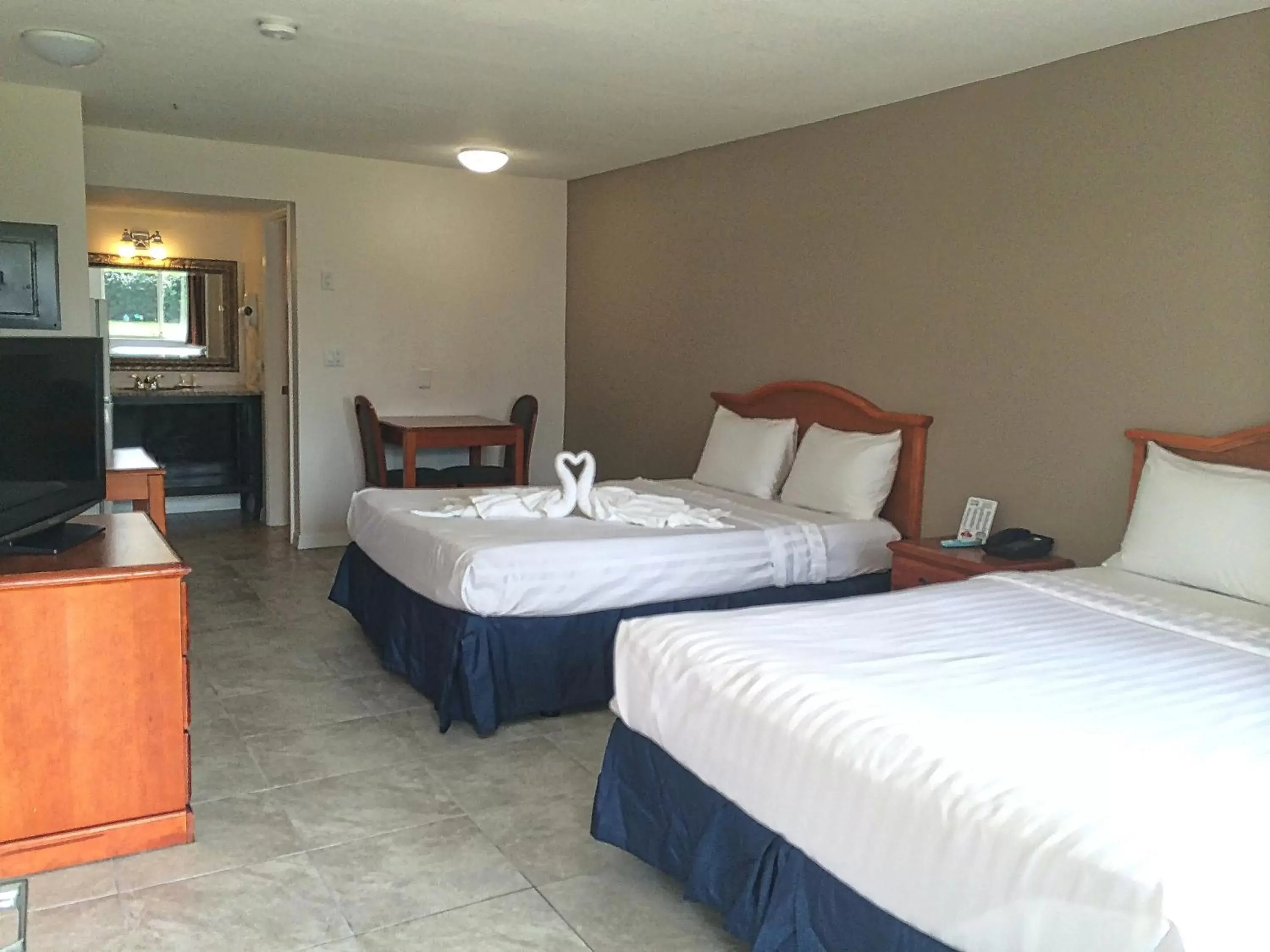 Bedroom, Bed in Lantern Inn & Suites - Sarasota