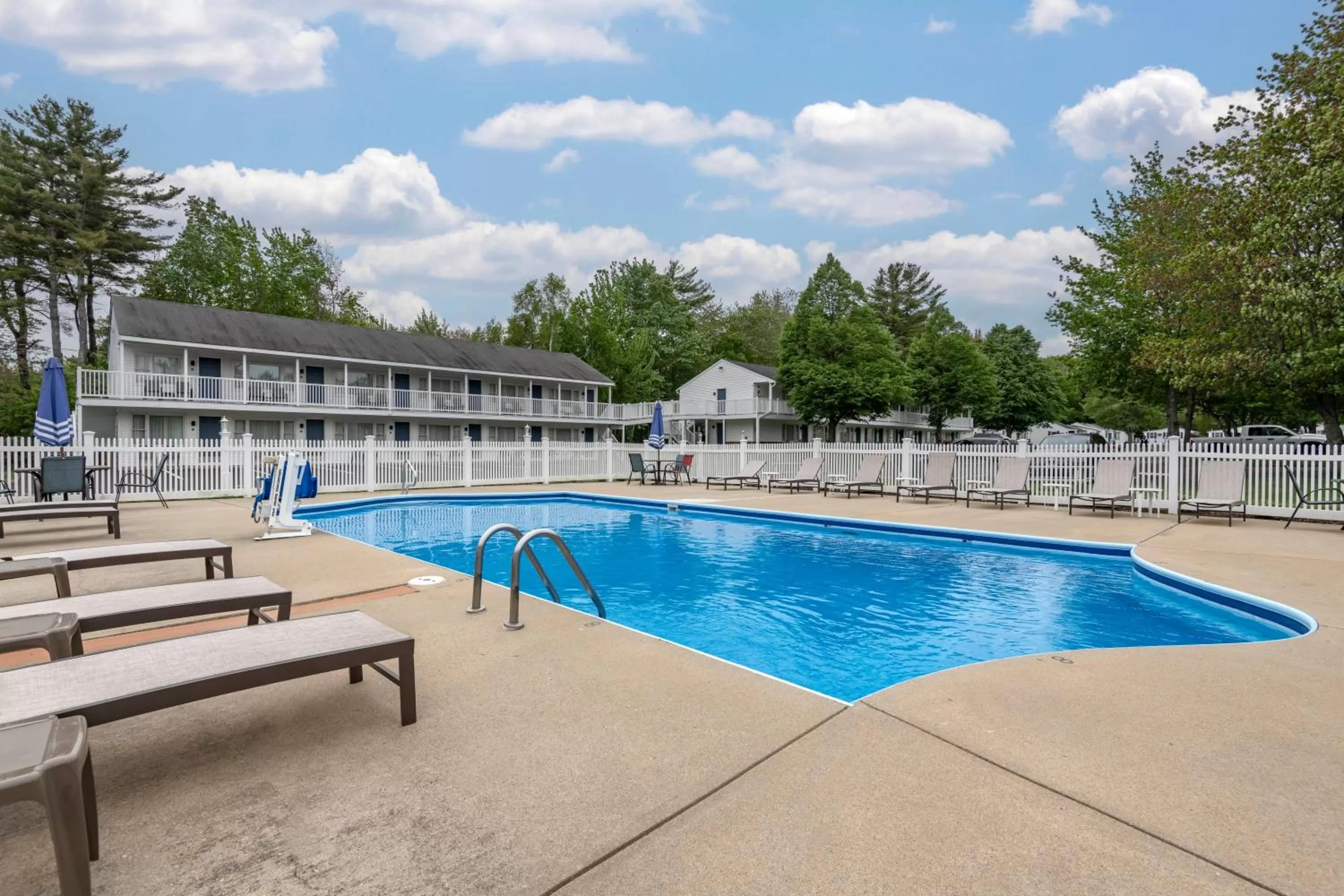 Swimming pool in Anchor Inn and Cottages Wells-Ogunquit