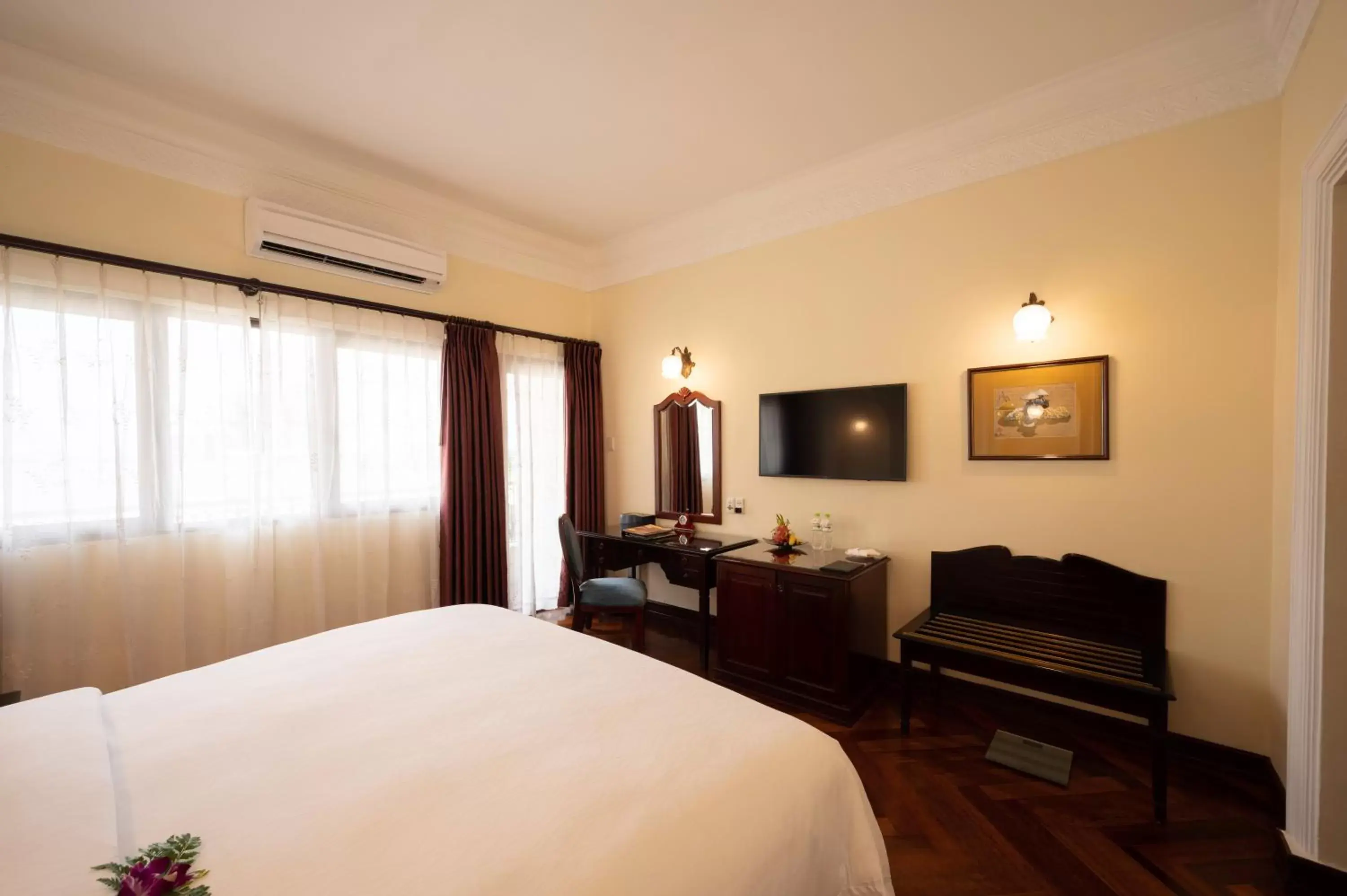 Photo of the whole room, Bed in Hotel Majestic Saigon