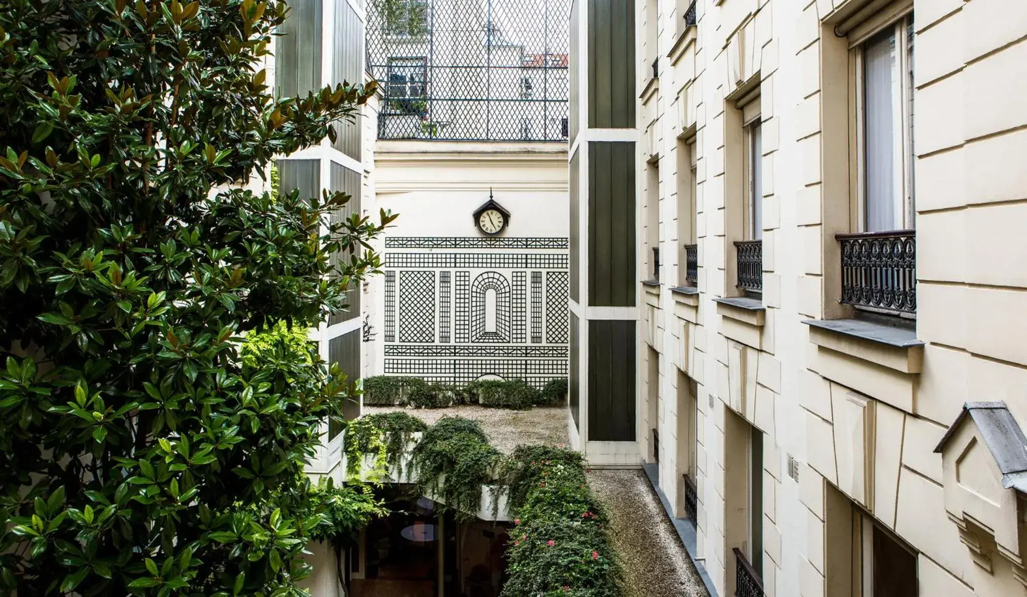 Inner courtyard view in Hôtel des Saints Pères - Esprit de France