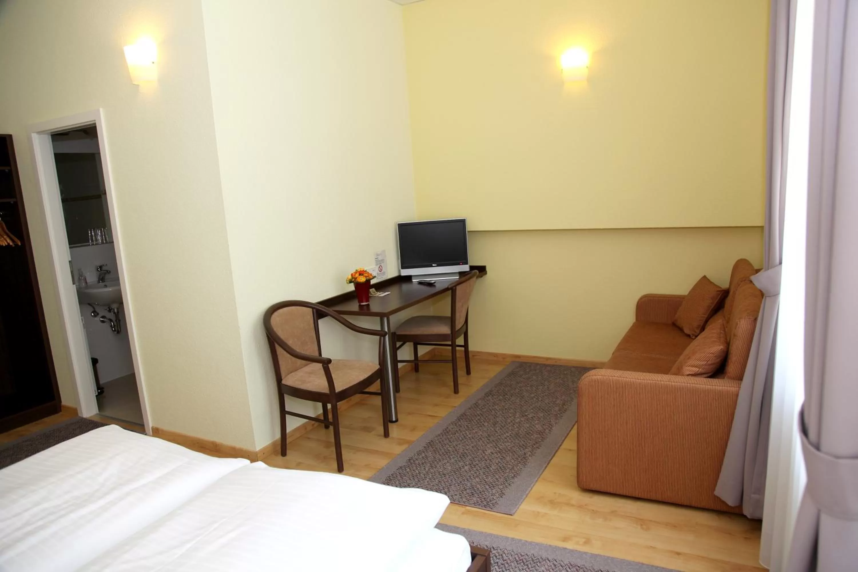 Photo of the whole room, Bed in Hotel am Charlottenplatz