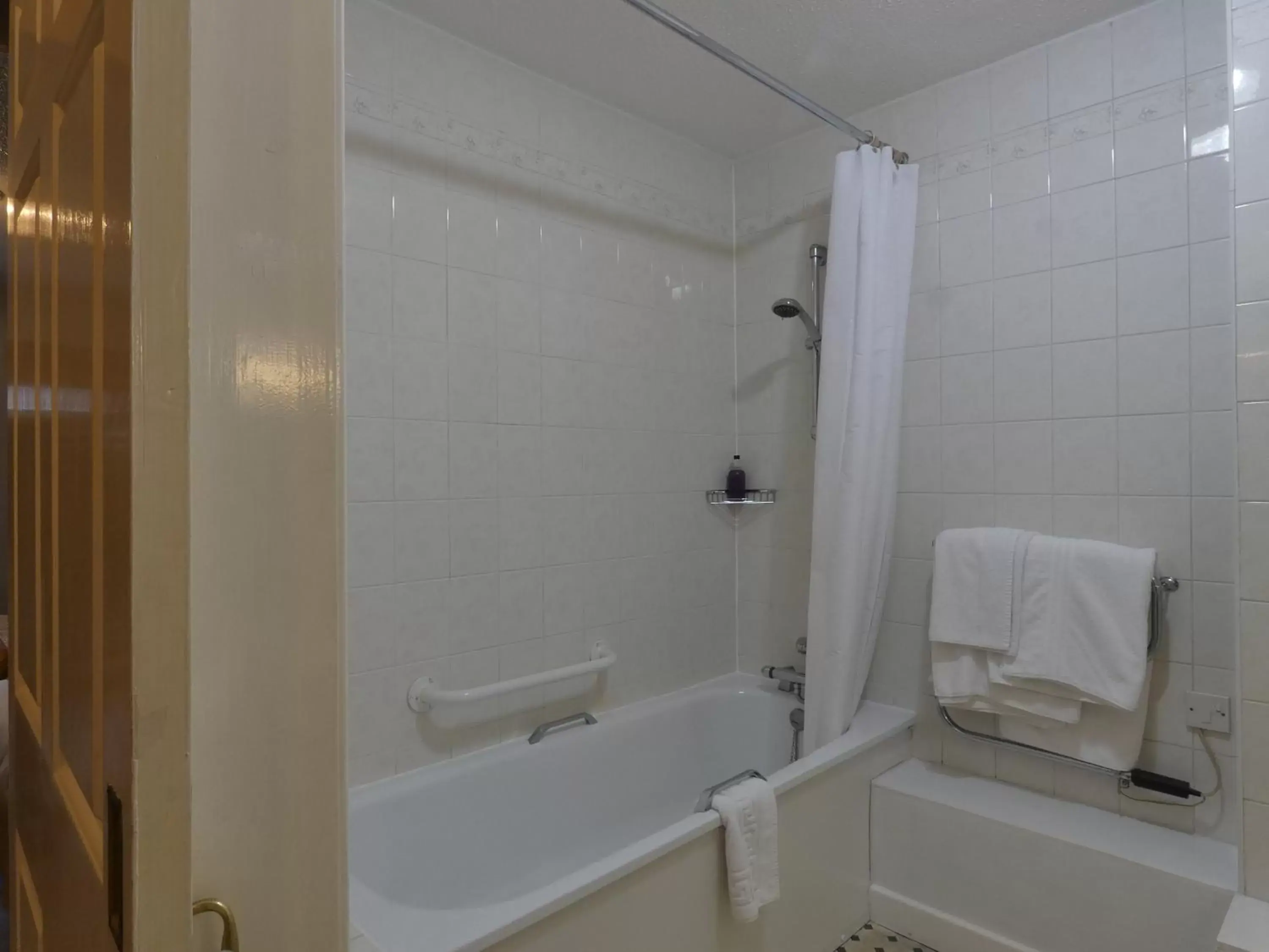 Bathroom in Brook Marston Farm Hotel