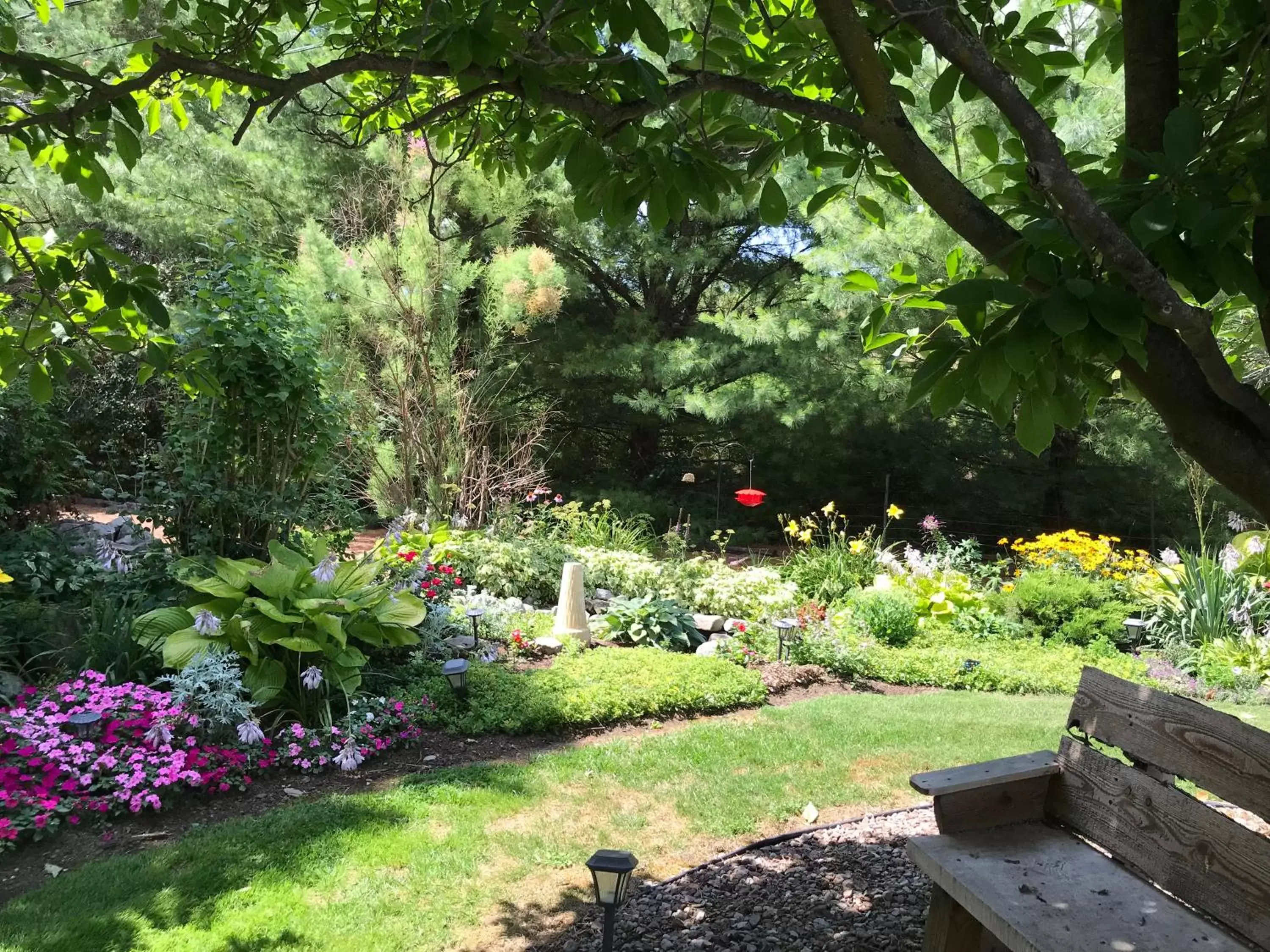 Garden view, Garden in Lake Ontario Motel & Inn