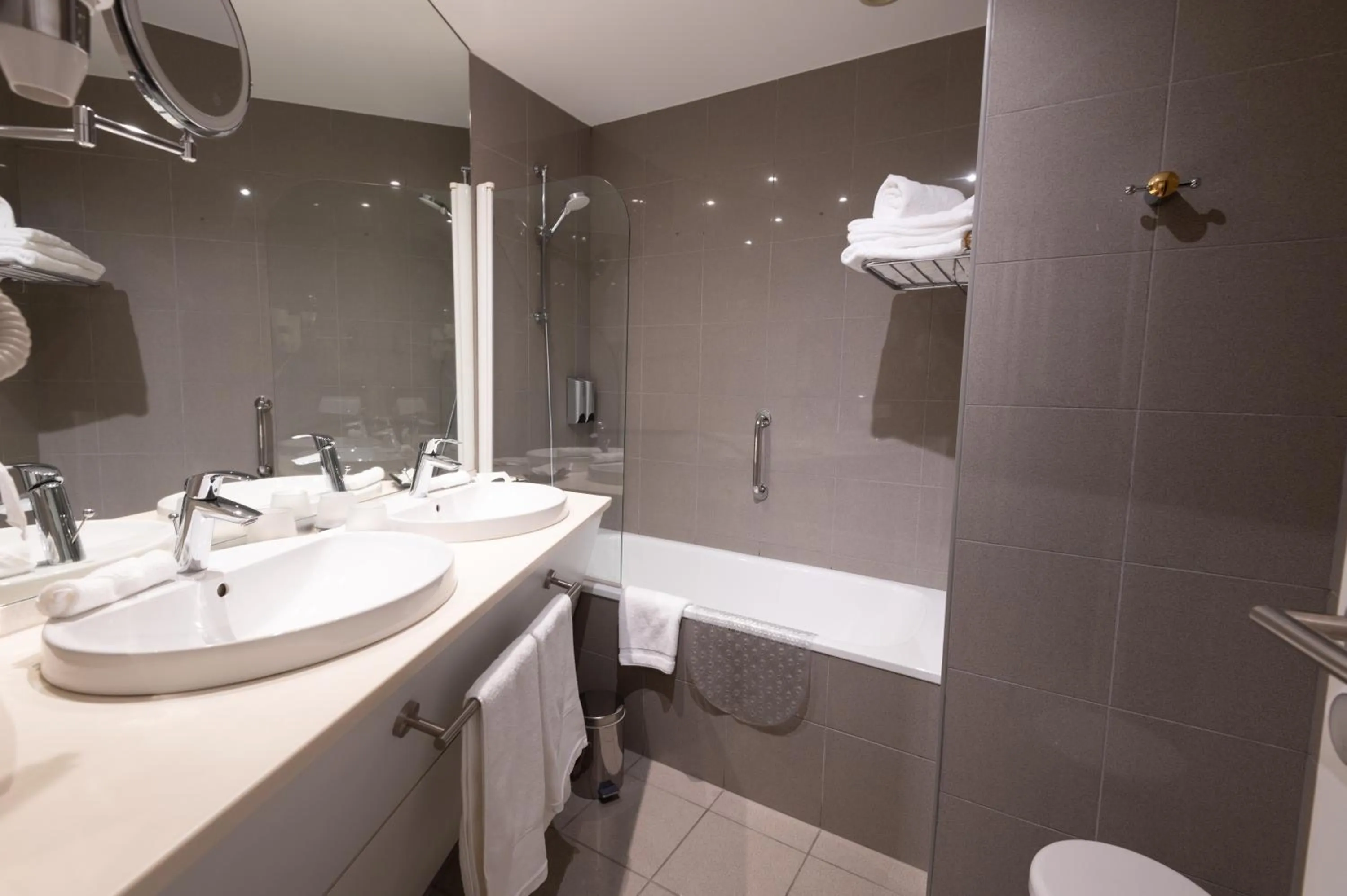 Bathroom in Grand Hôtel Du Tonneau D'Or