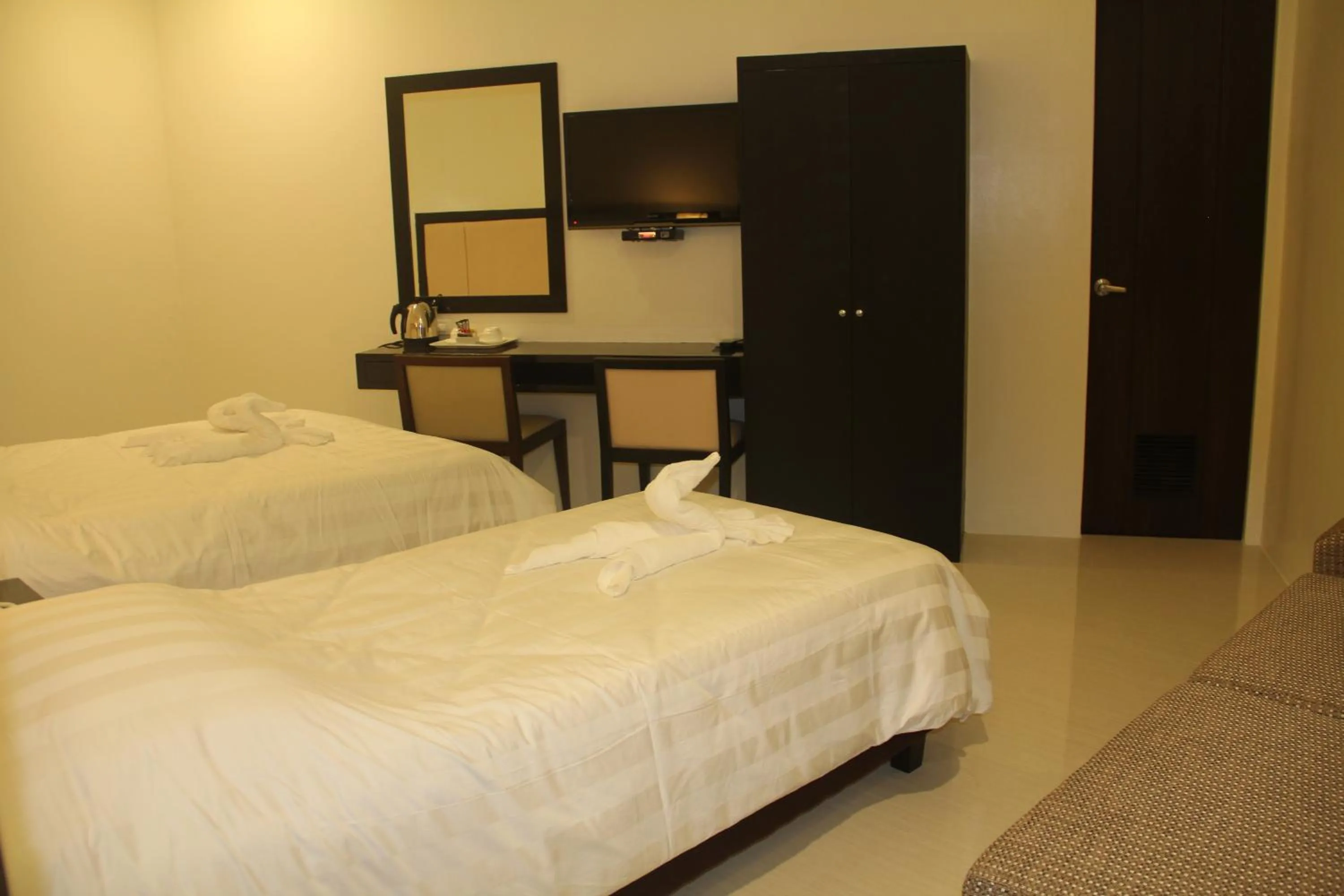 Bed in Manhattan Suites Inn