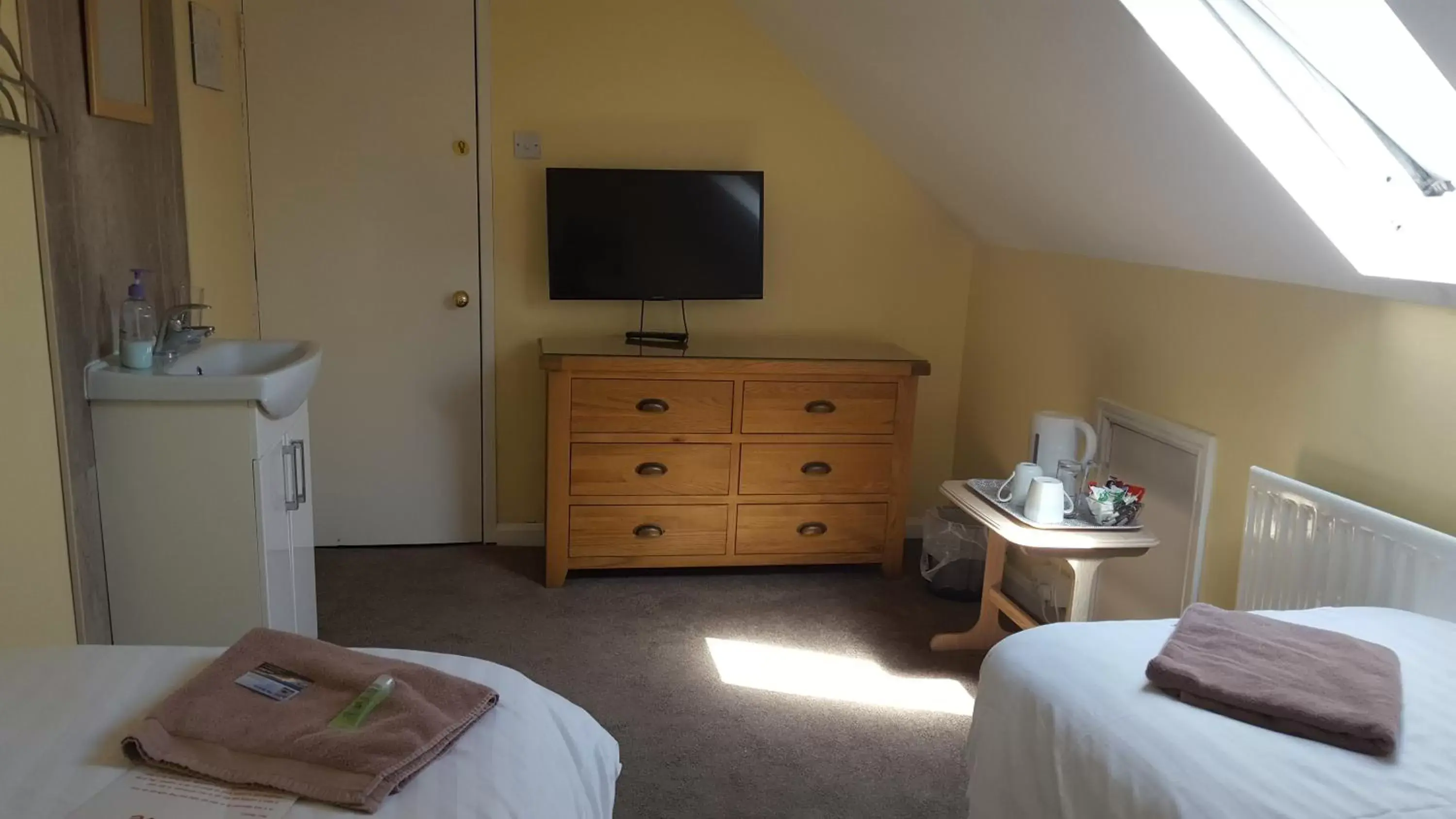 Bed, TV/Entertainment Center in The Beacon Hotel