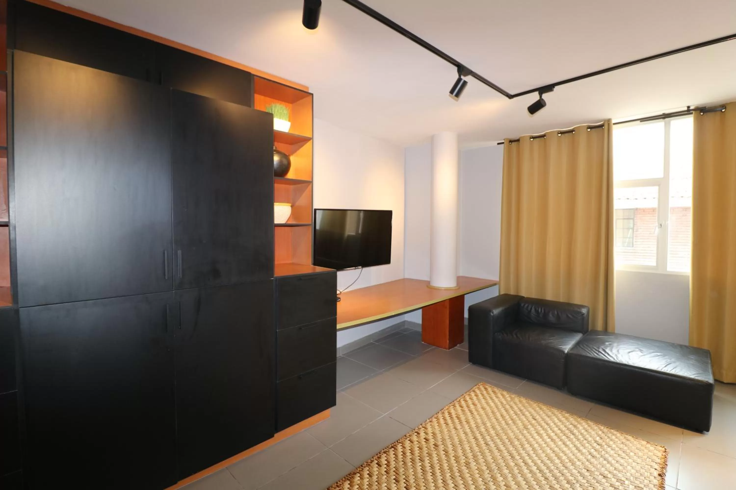 TV/Entertainment Center in 554 Apartments