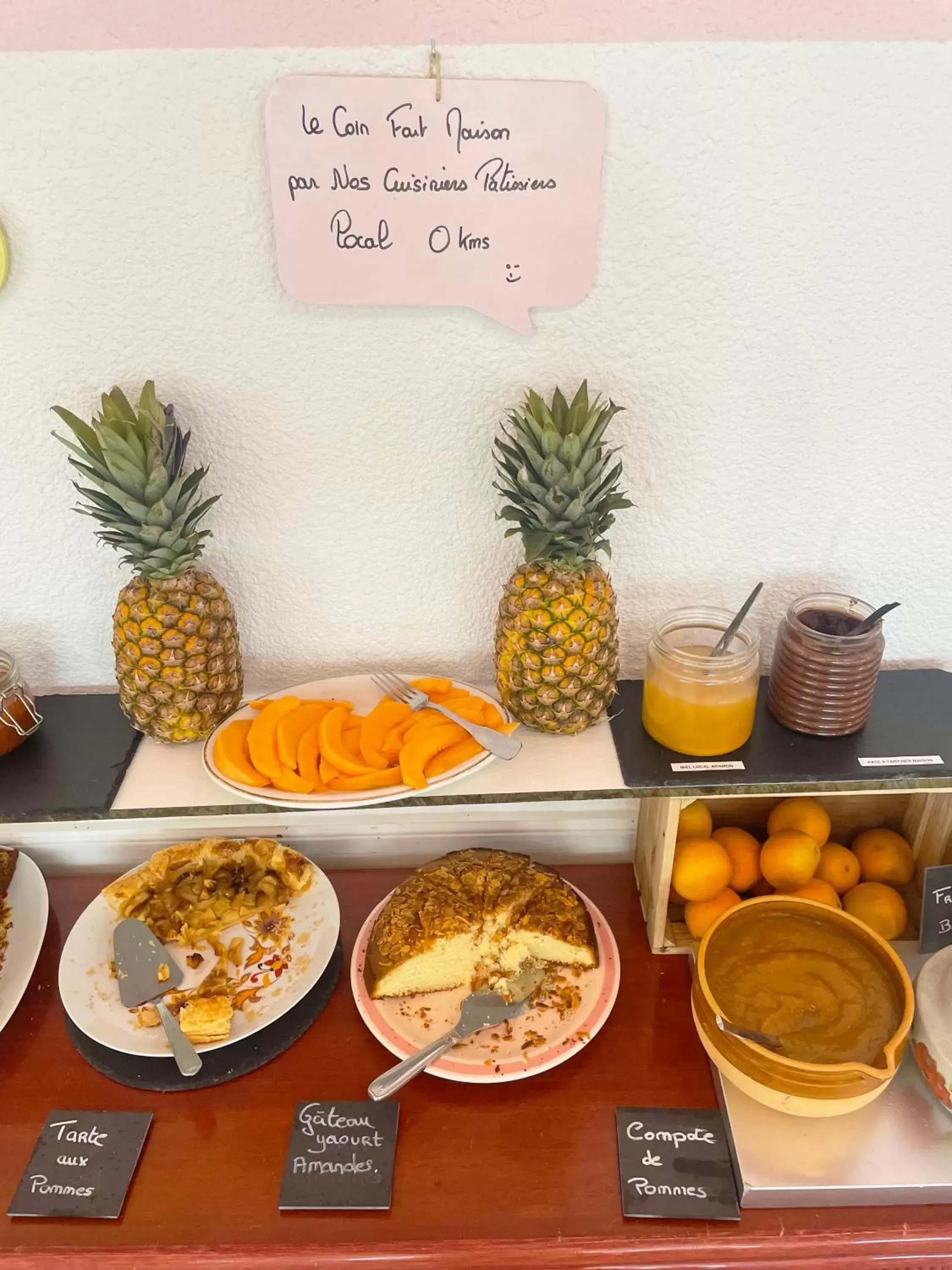 Buffet breakfast in greet hôtel Pont du Gard - Route d'Avignon Buffet breakfast in greet hôtel Pont du Gard - Route d'Avignon