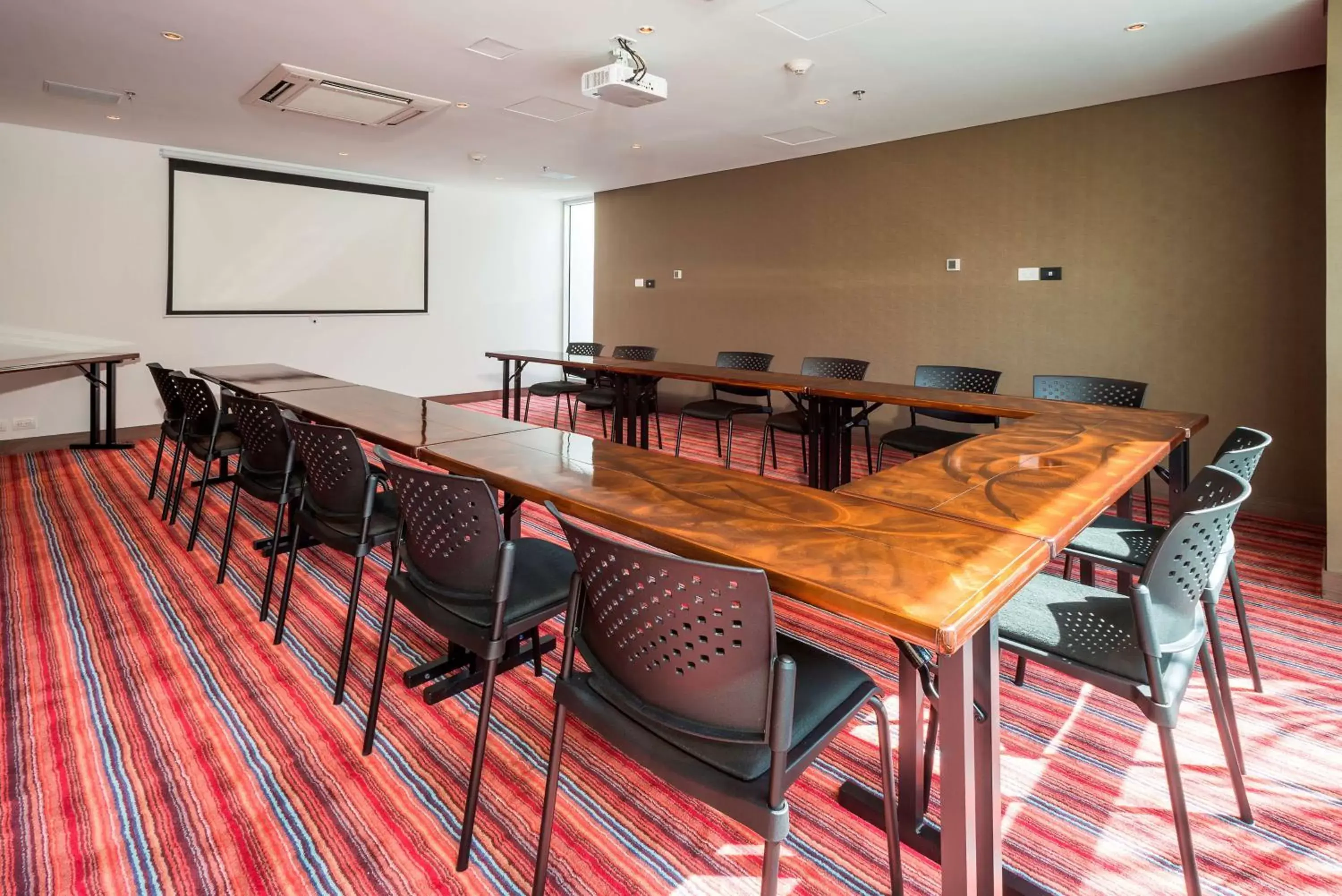 Meeting/conference room in Hampton by Hilton Cali