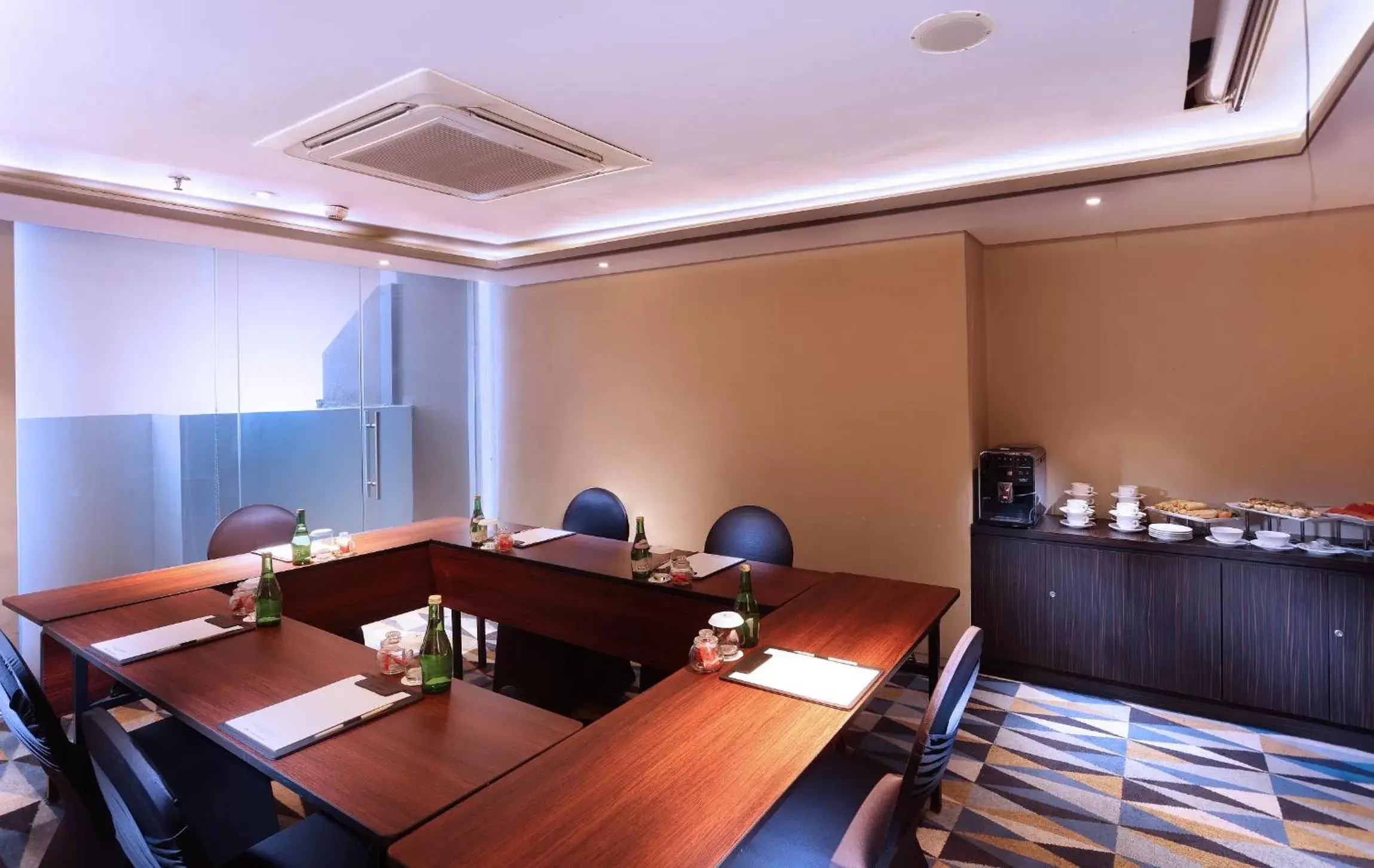 Meeting/conference room in Swiss-Belhotel Pondok Indah