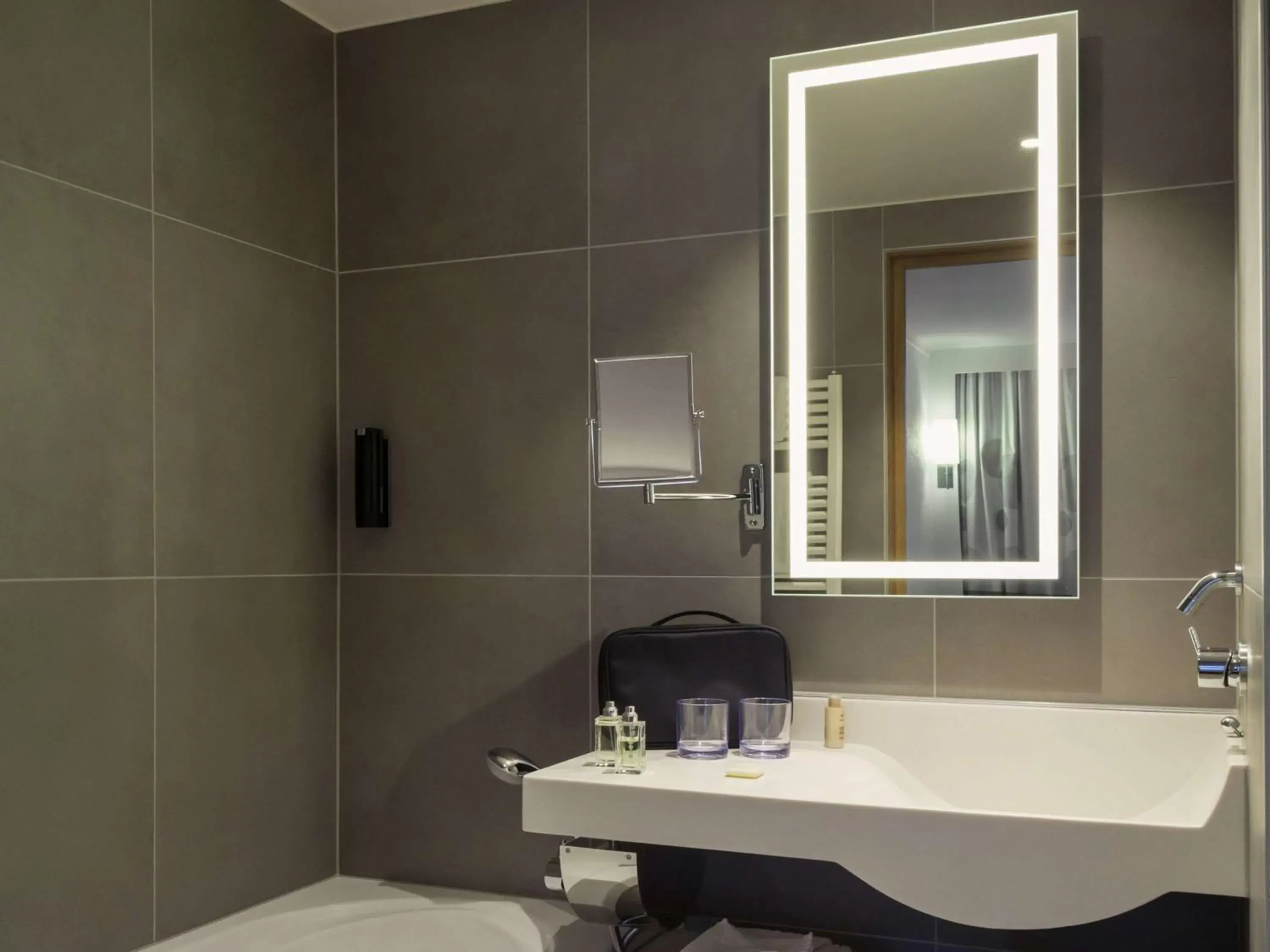 Photo of the whole room, Bathroom in Novotel Genève Centre