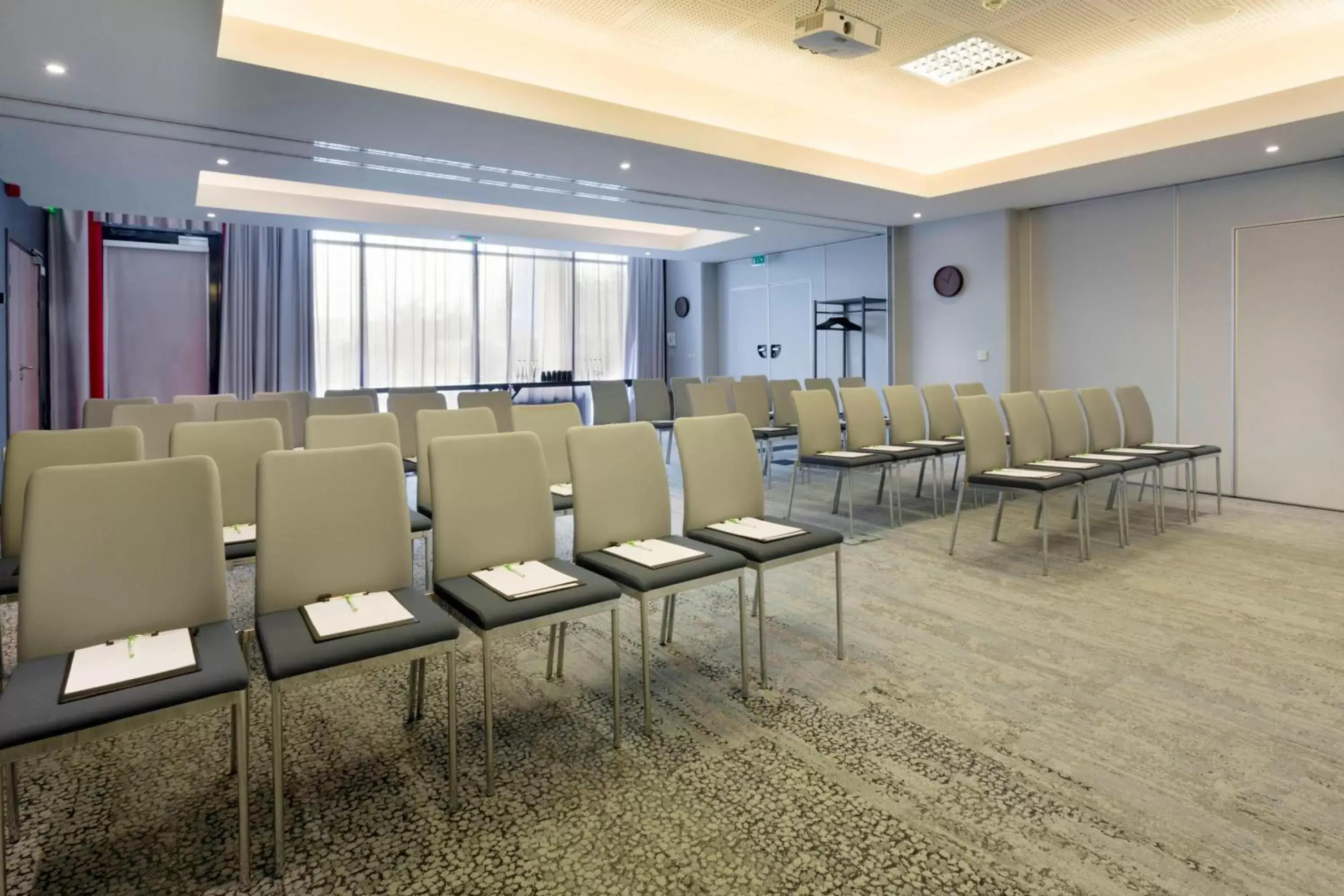 Meeting/conference room in Courtyard by Marriott Toulouse Airport