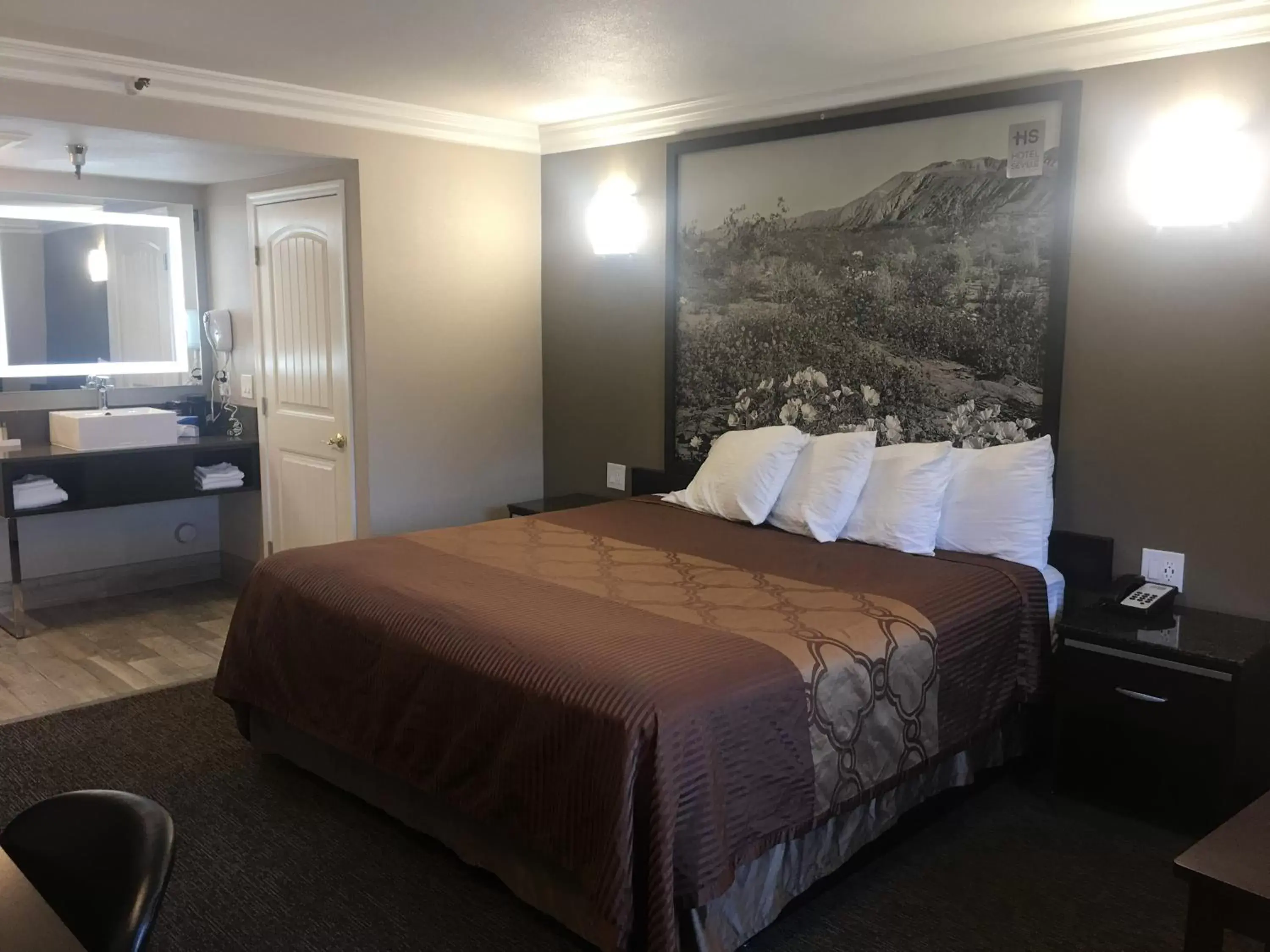 Bed in Hotel Seville - Ontario Airport/Chino