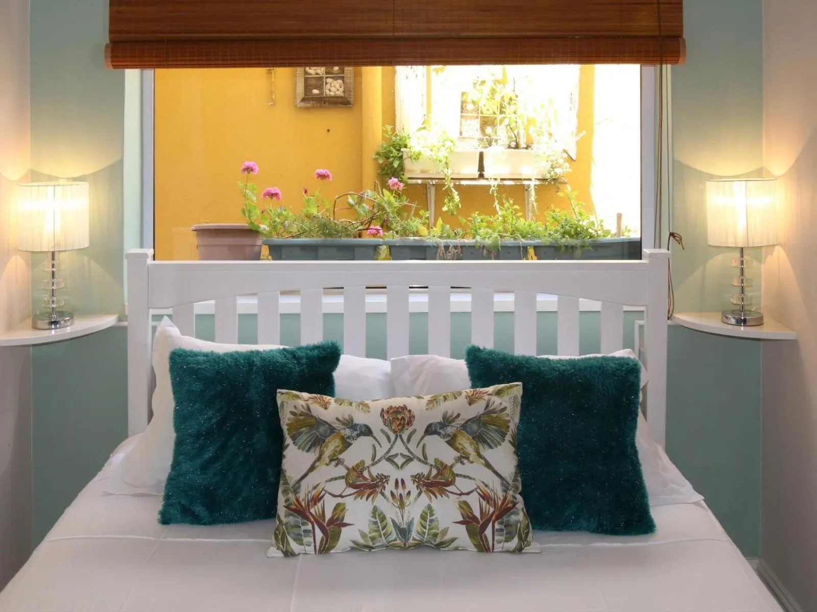 Bed in Dolphin Inn Guesthouse