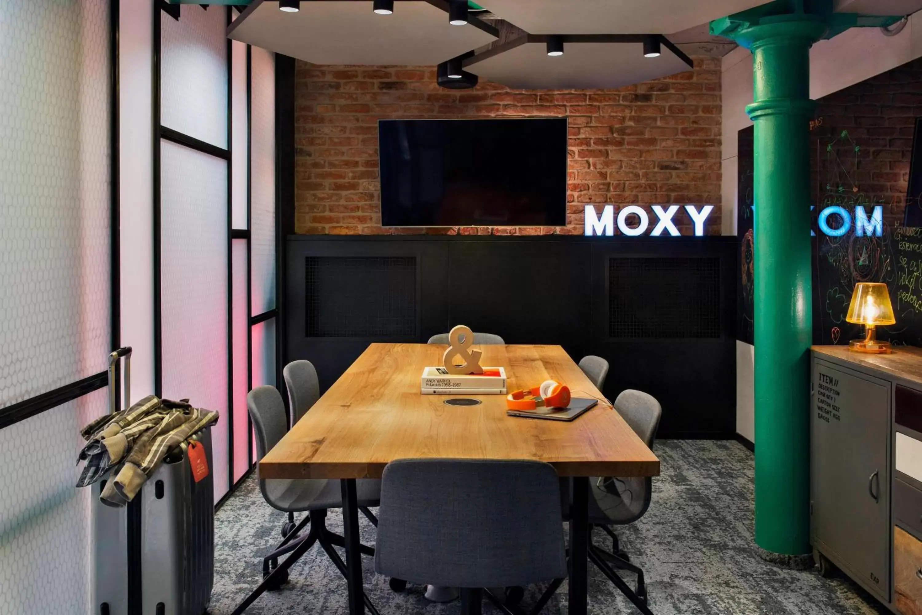 Photo of the whole room in Moxy Warsaw Praga