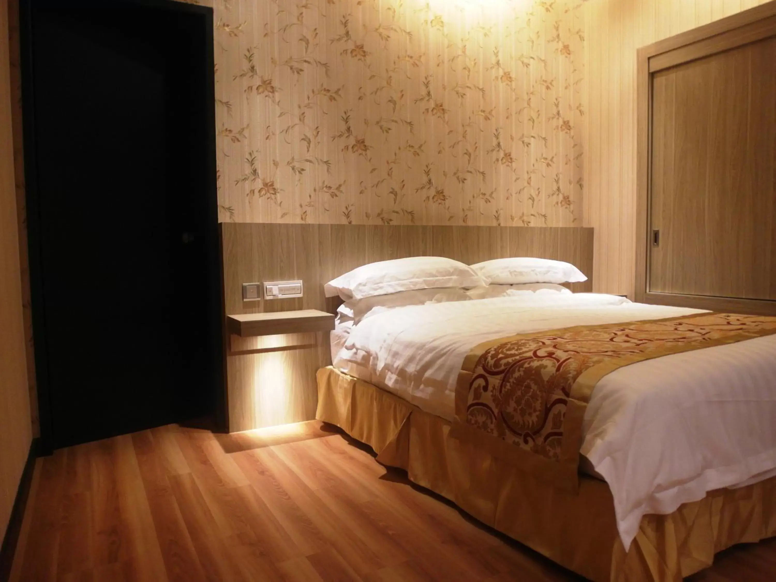 Bedroom, Bed in Mandarin Hotel Kota Kinabalu Bedroom, Bed in Mandarin Hotel Kota Kinabalu