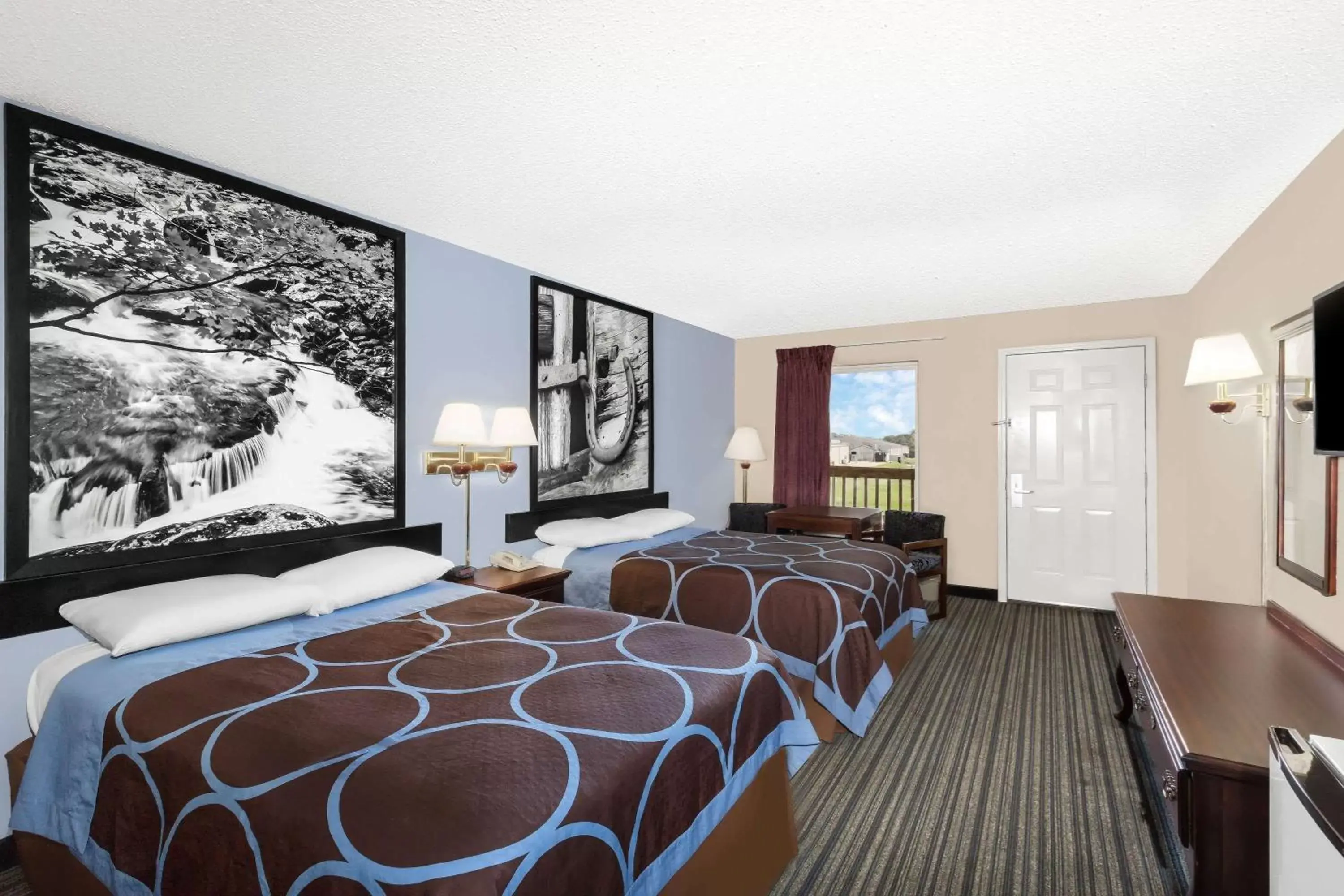 Photo of the whole room in Super 8 by Wyndham Whiteville