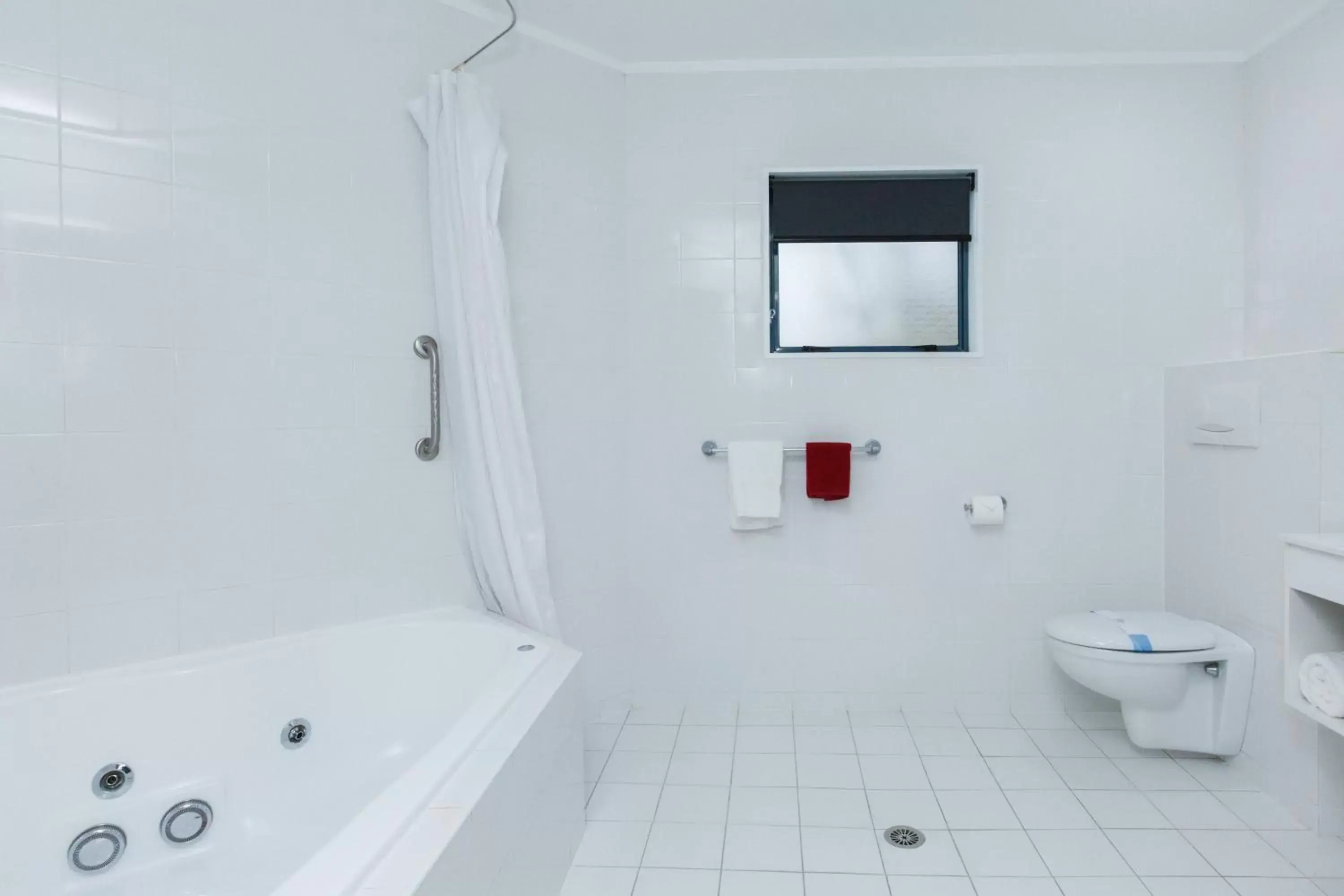 Bathroom in Aubyn Court Spa Motel