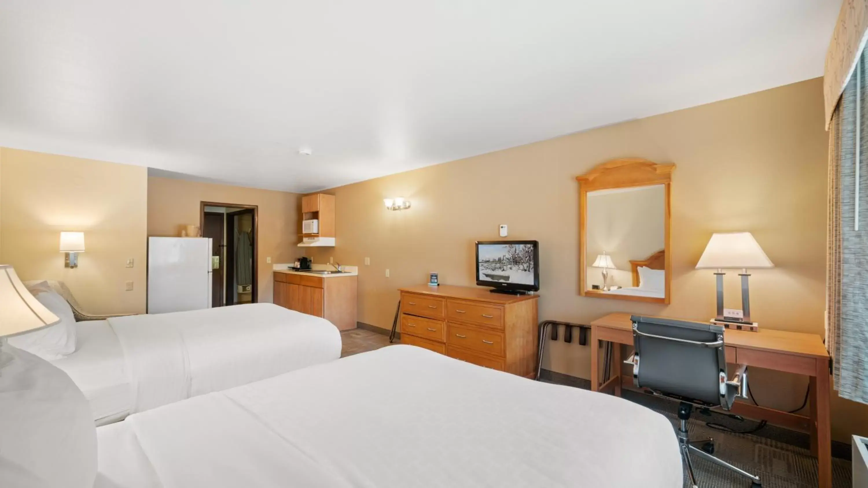Kitchen or kitchenette, Bed in Clarion Hotel & Suites Fairbanks near Ft. Wainwright