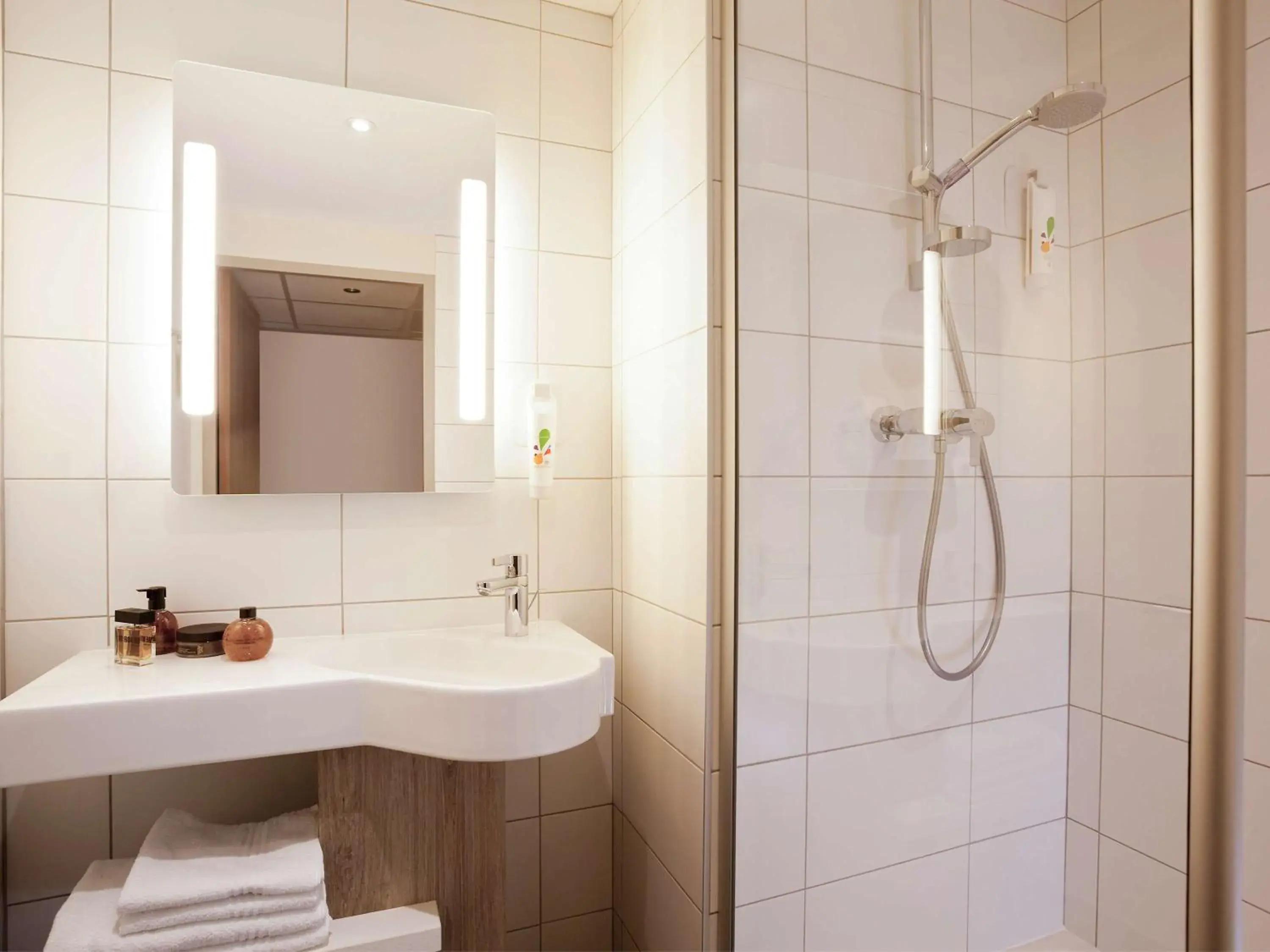 Photo of the whole room, Bathroom in ibis Styles Chaumont Centre Gare