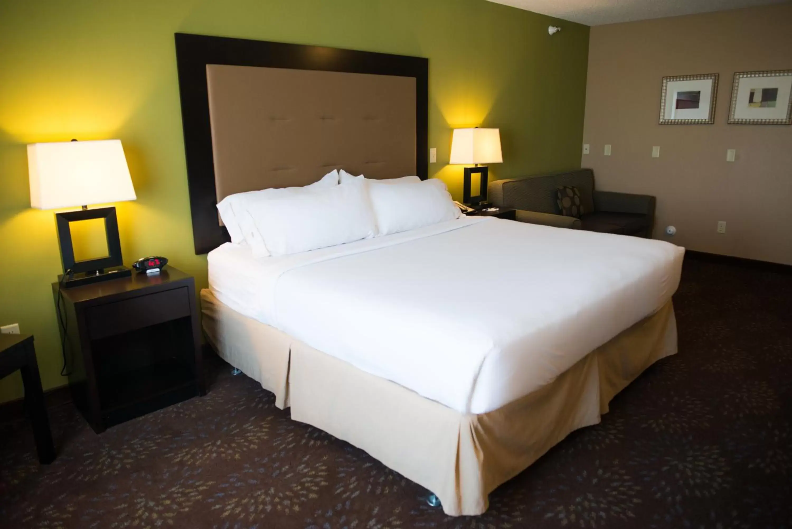 Photo of the whole room, Bed in Holiday Inn Express & Suites Northwood