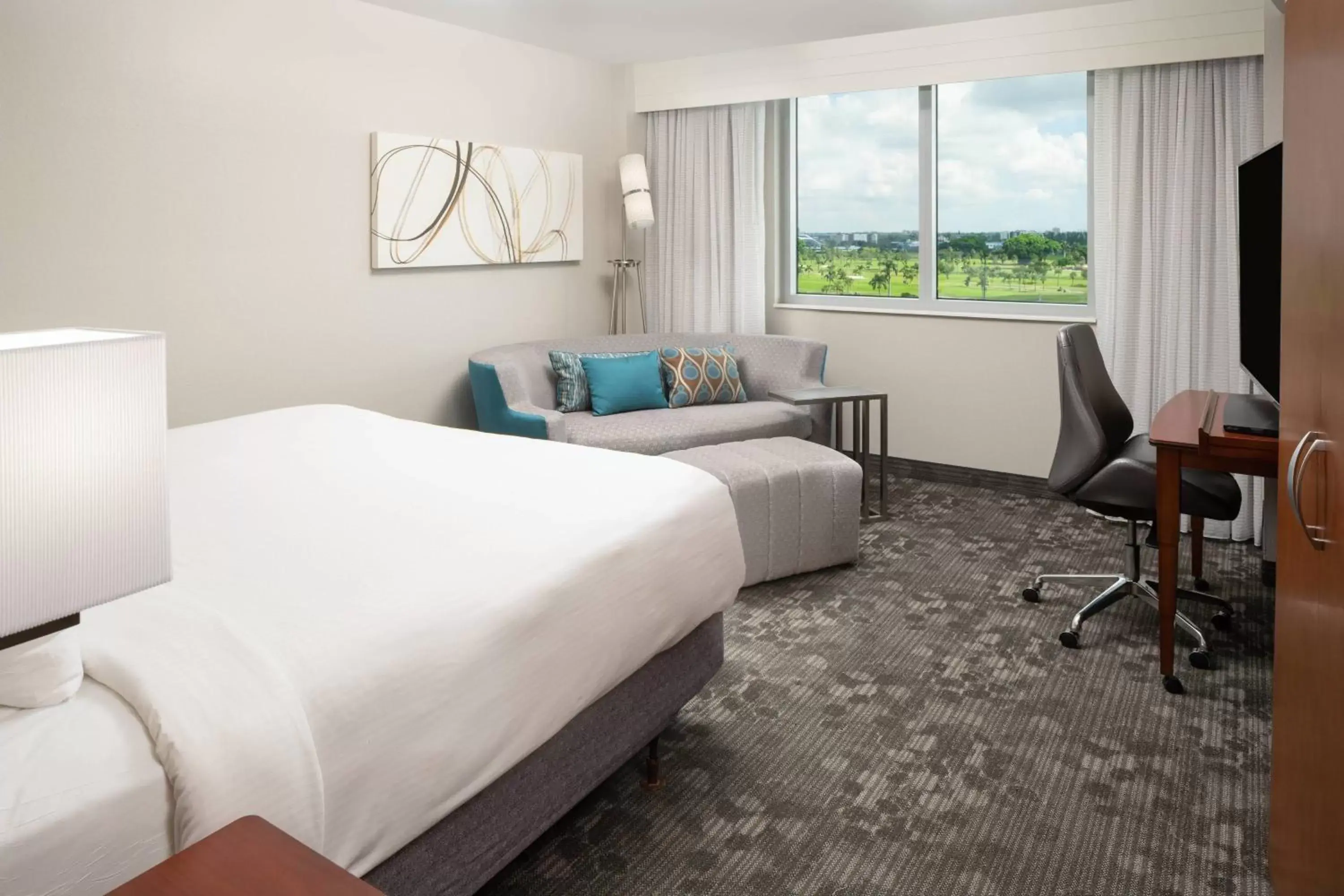 Photo of the whole room, Bed in Courtyard by Marriott Miami Airport